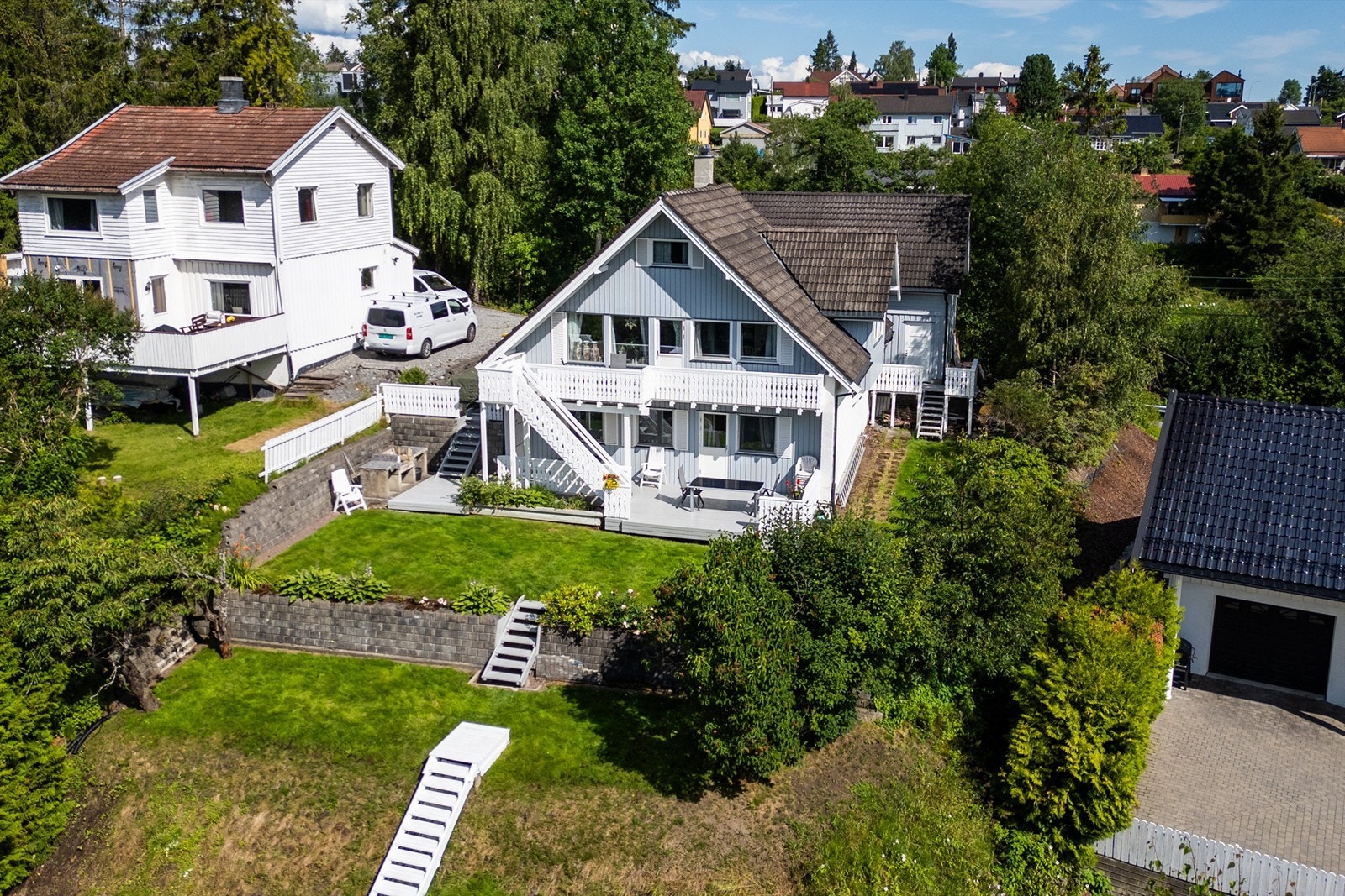 Huset har en saltakskonstruksjon tekket med takstein. Galleribilde