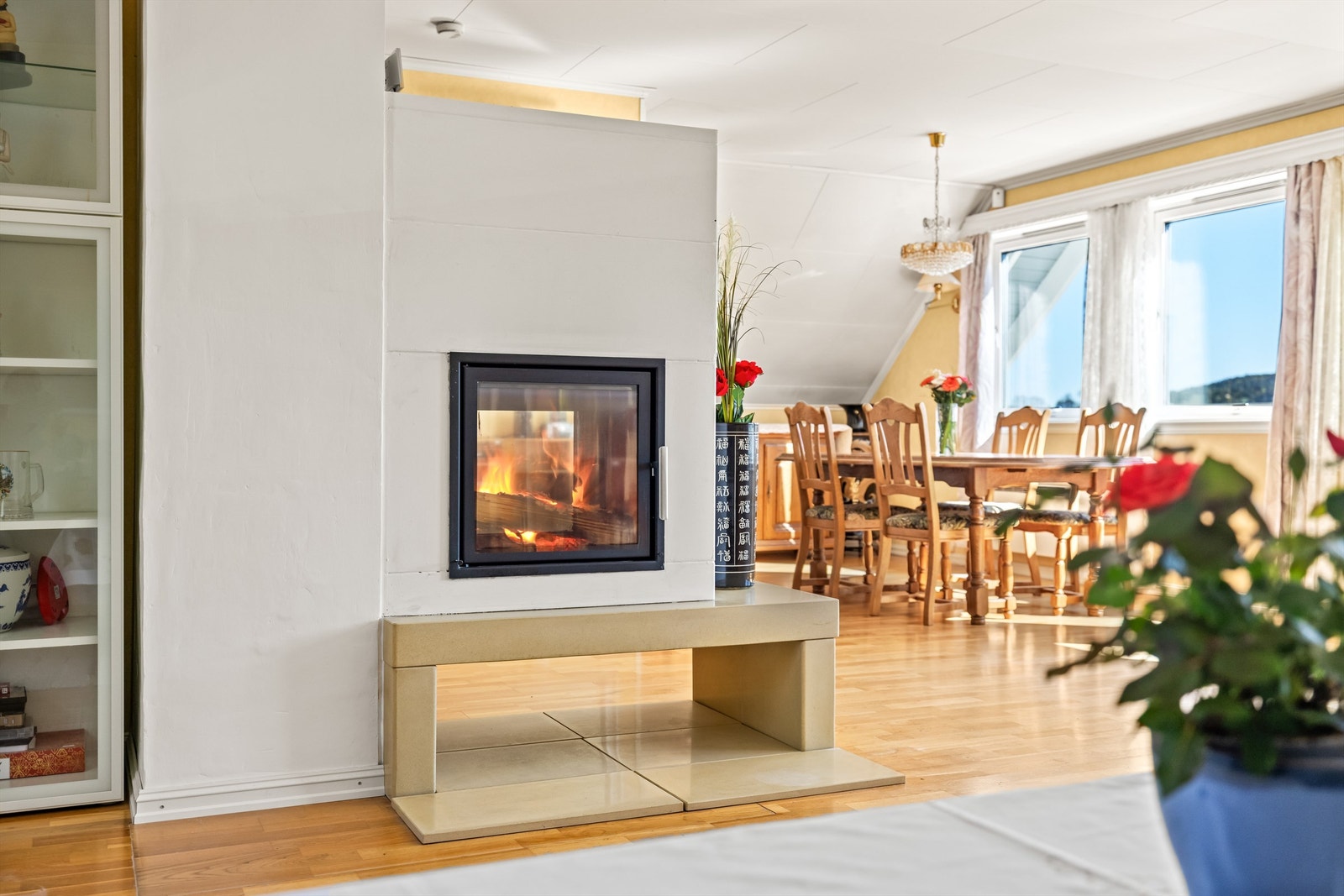 Peisen er et sentralt og samlende element i rommet. Galleribilde