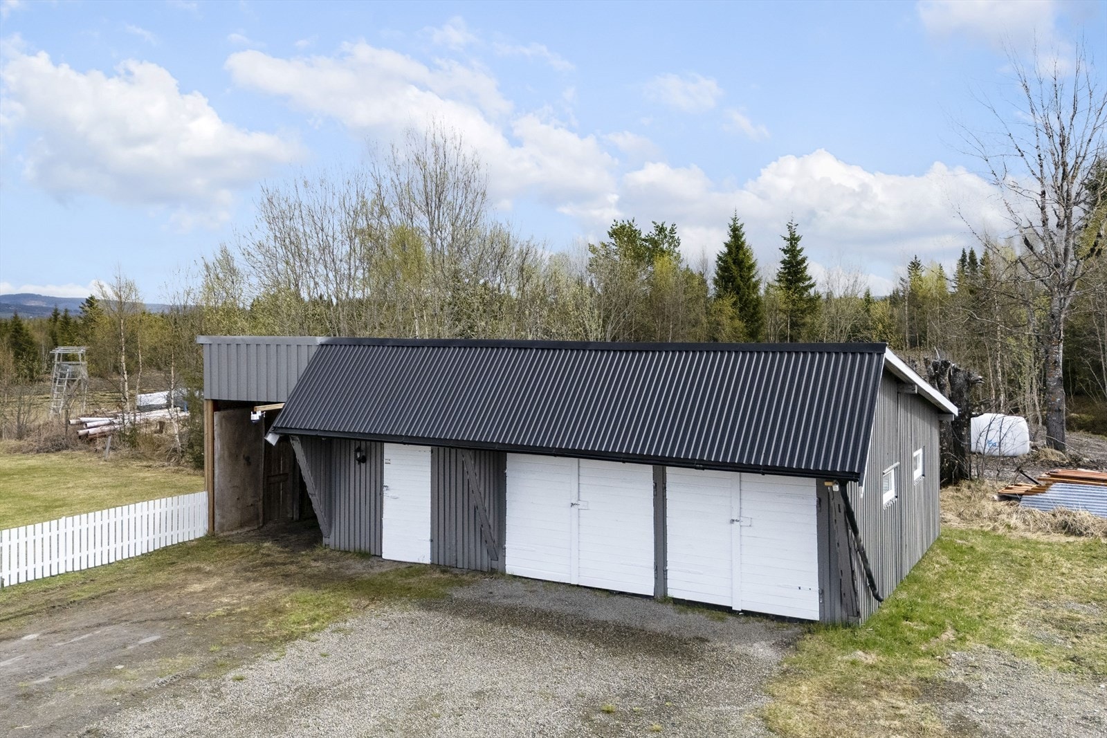 Garasje med svært gode lagringsmuligheter. Galleribilde