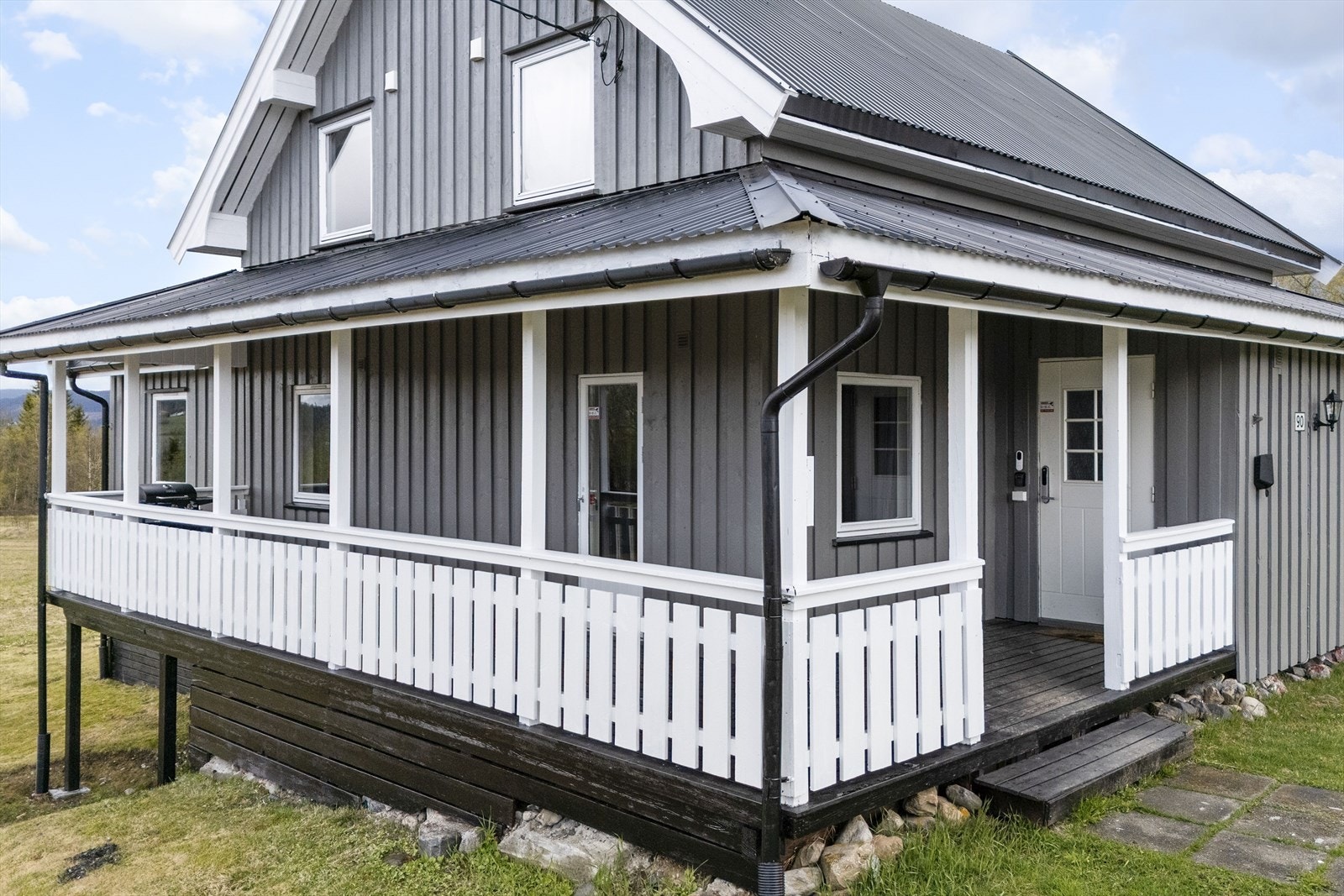 Veranda som er takoverbygd på 21 m² mot nord/vest med adkomst inngangspartiet og stue. Galleribilde