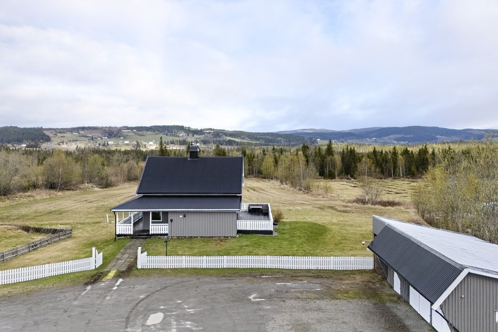 Enebolig med stor garasje og tomt på ca. 1,8 mål. Galleribilde