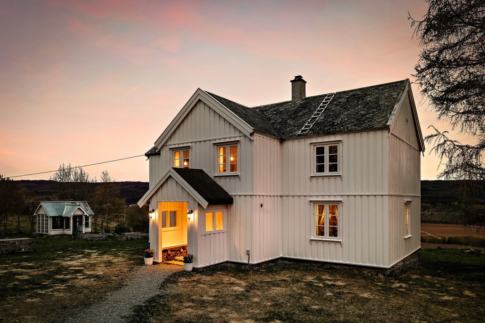 Innbydende inngangsparti med takoverbygg. Galleribilde