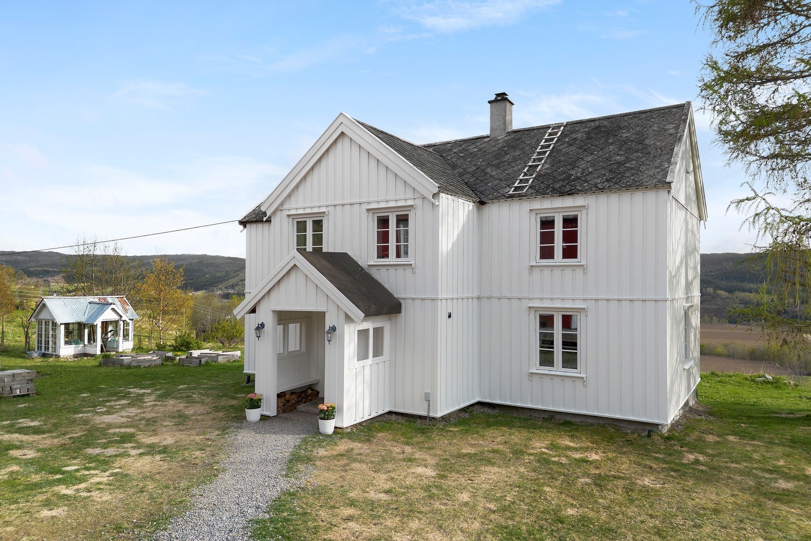 Utvendig er boligen nylig oppgradert med nytt malingsstrøk. Galleribilde
