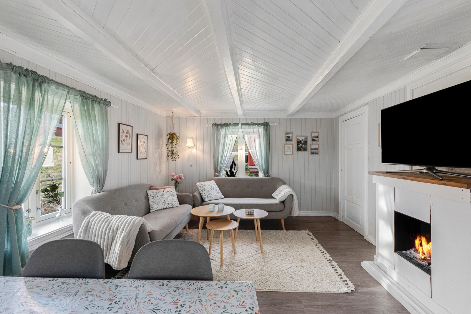 Romslig stue med god plass til sofa. Galleribilde