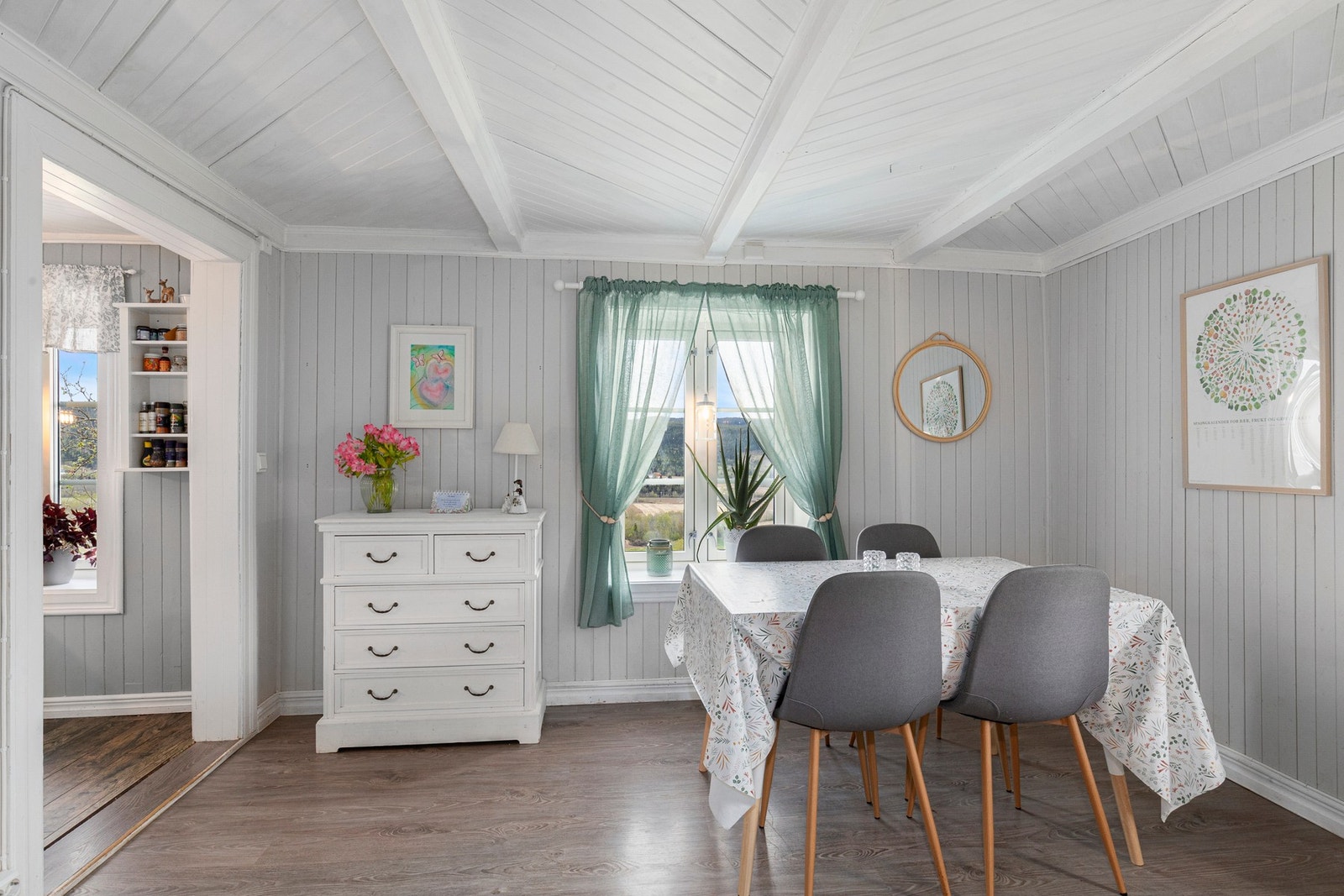 Her har du god plass til spisebord, med flott utsikt over omgivelsene. Galleribilde