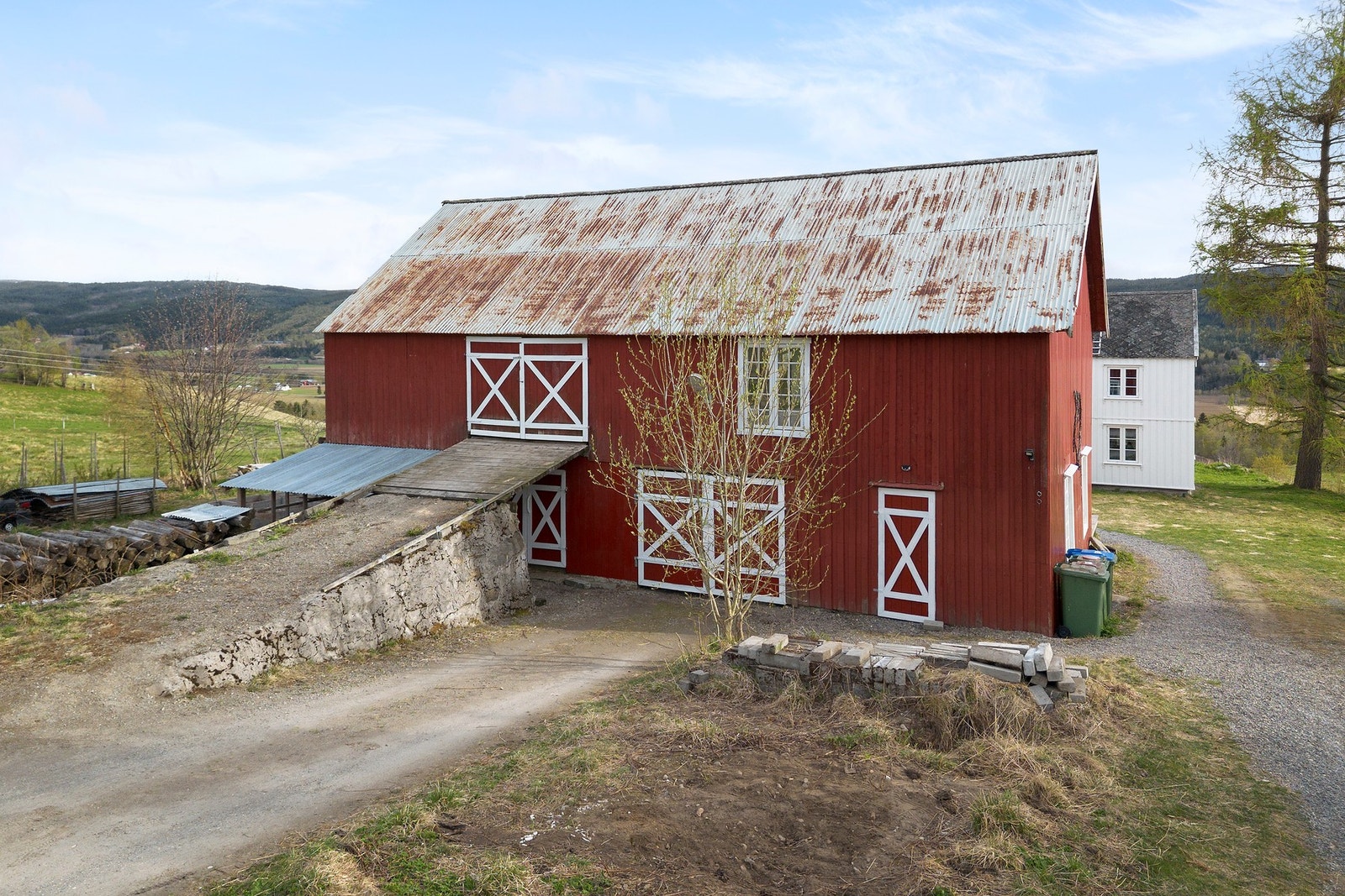 Godt med biloppstillingsplass. Hønehus til venstre i låven. Høner kan medfølge i handelen. Galleribilde