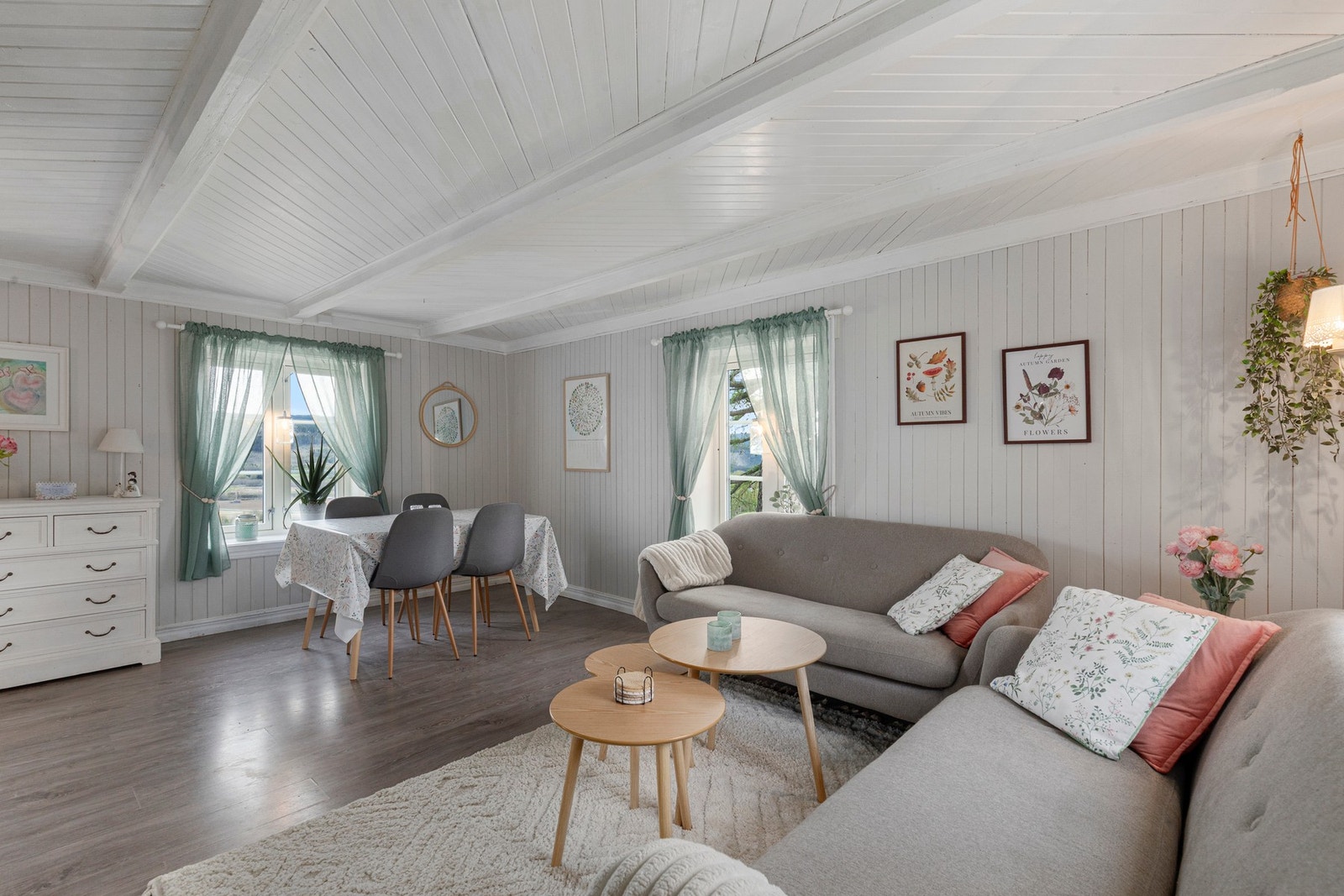 Lyst og hyggelig oppholdsrom. Galleribilde