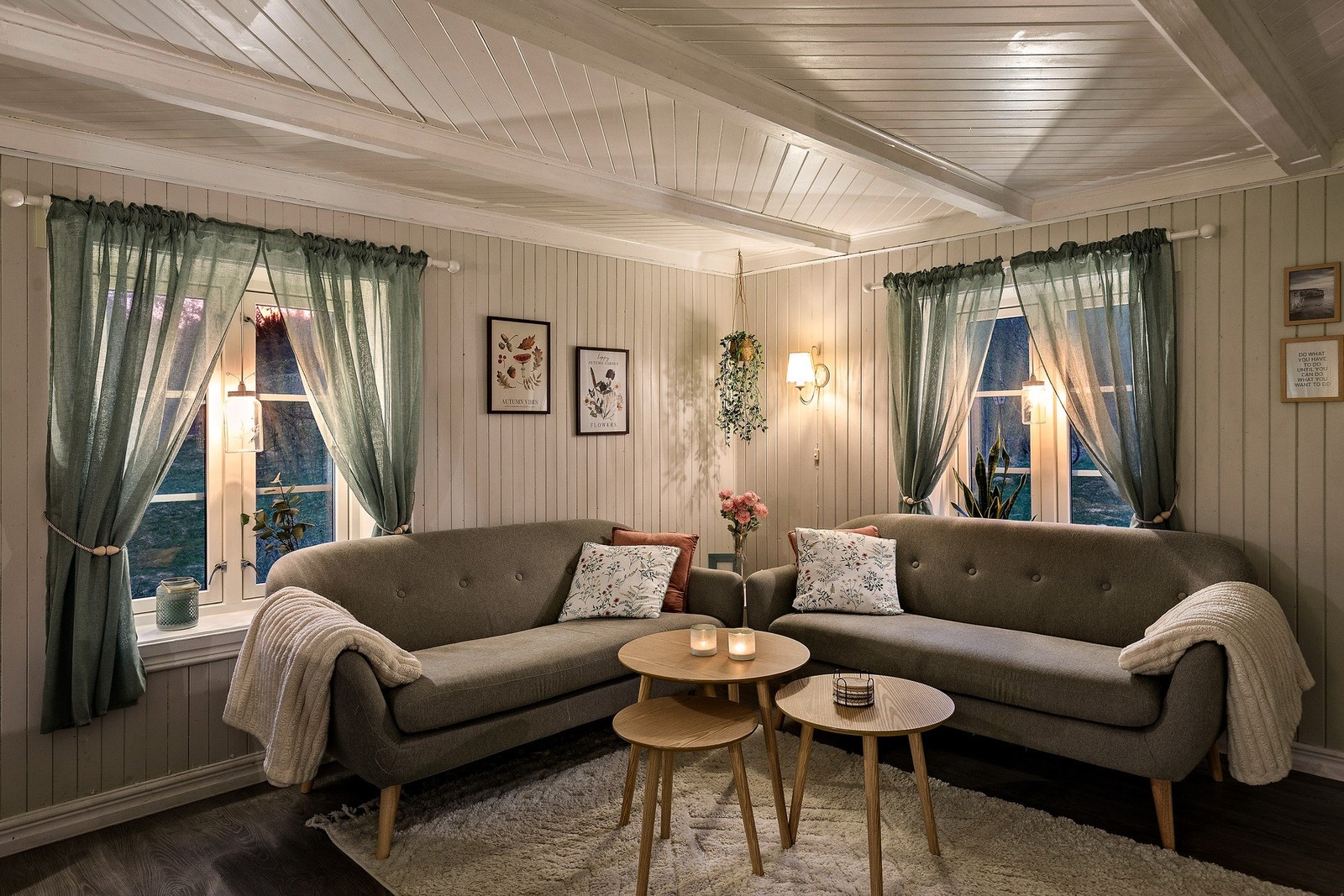 Stua byr på en varm og hjemmekoselig følelse, med vinduer mot det åpne landskapet. Galleribilde