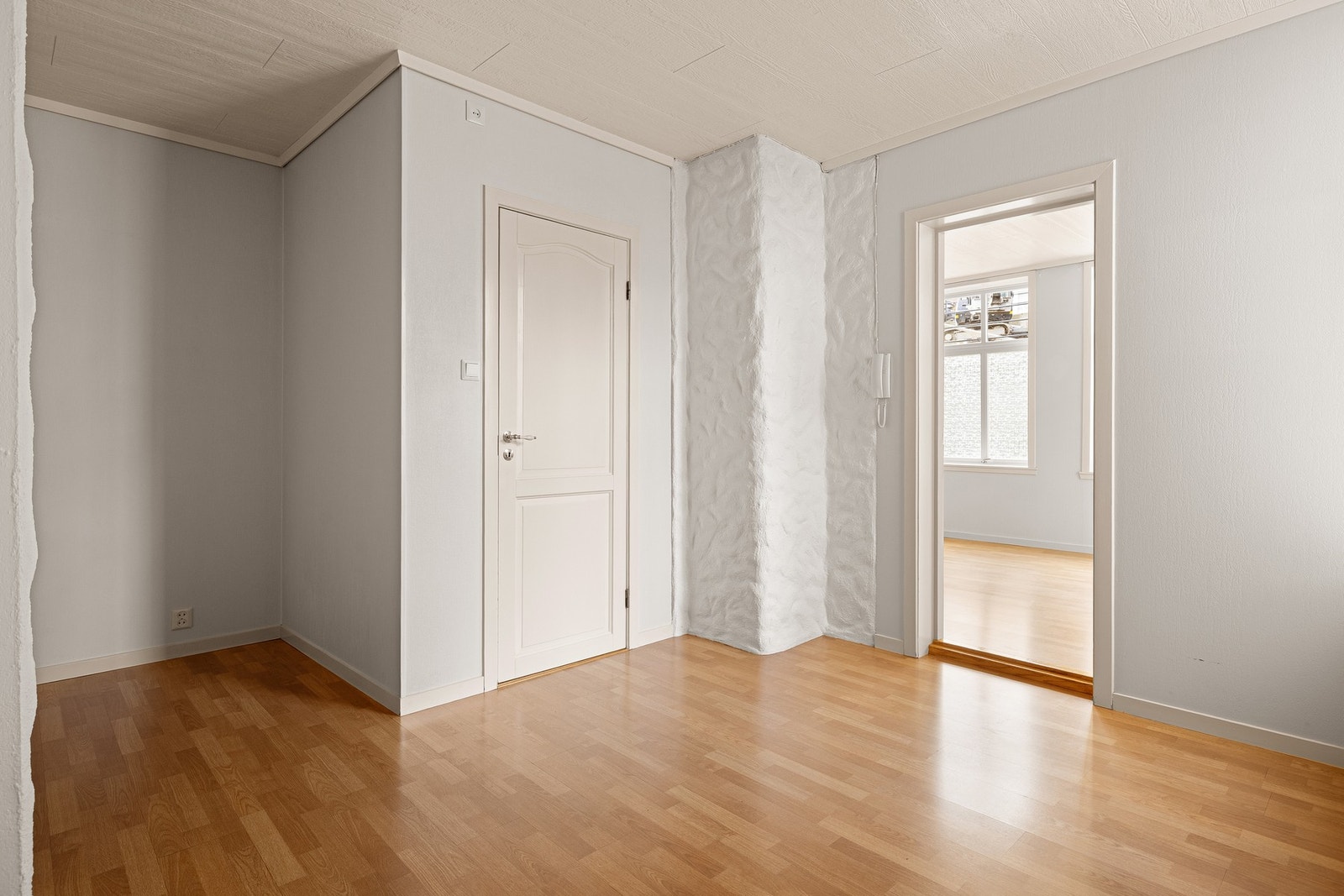 Boligen har romslige rom med store vindusflater som slipper inn rikelig med naturlig lys. Galleribilde