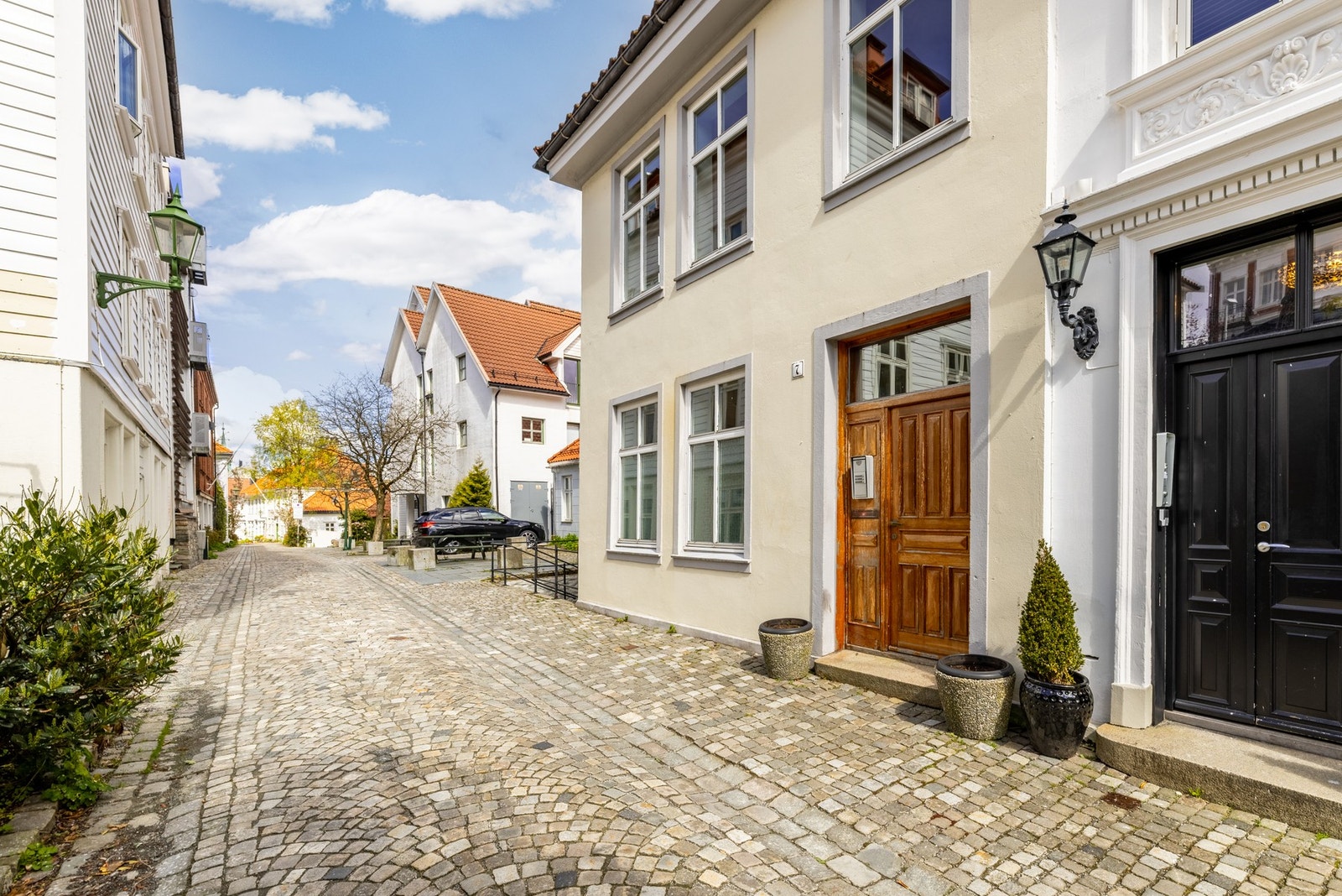 Nå har du sjansen til å sikre deg et sjarmerende Bergenshus mellom brosteinsbelagte gater og mulighet til å sette ditt preg på boligen! Galleribilde