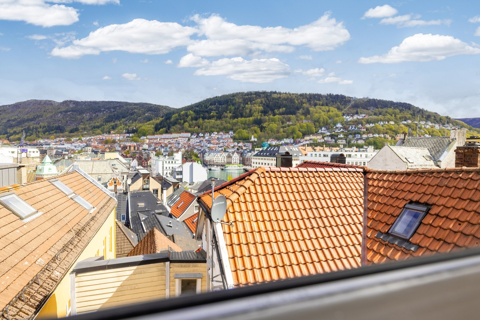 Nyt utsikten over vakre Bergen sentrum. Galleribilde