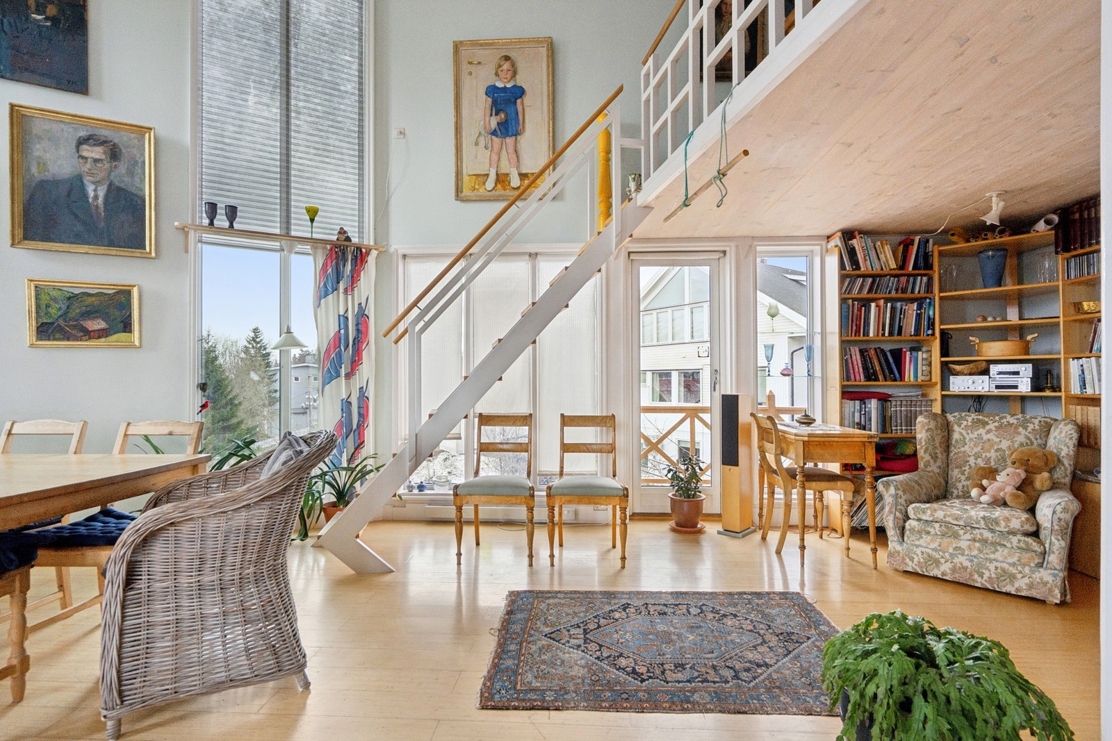 En tretrapp fører fra stuen opp til hemsen, som gir et luftig preg til rommet. Galleribilde