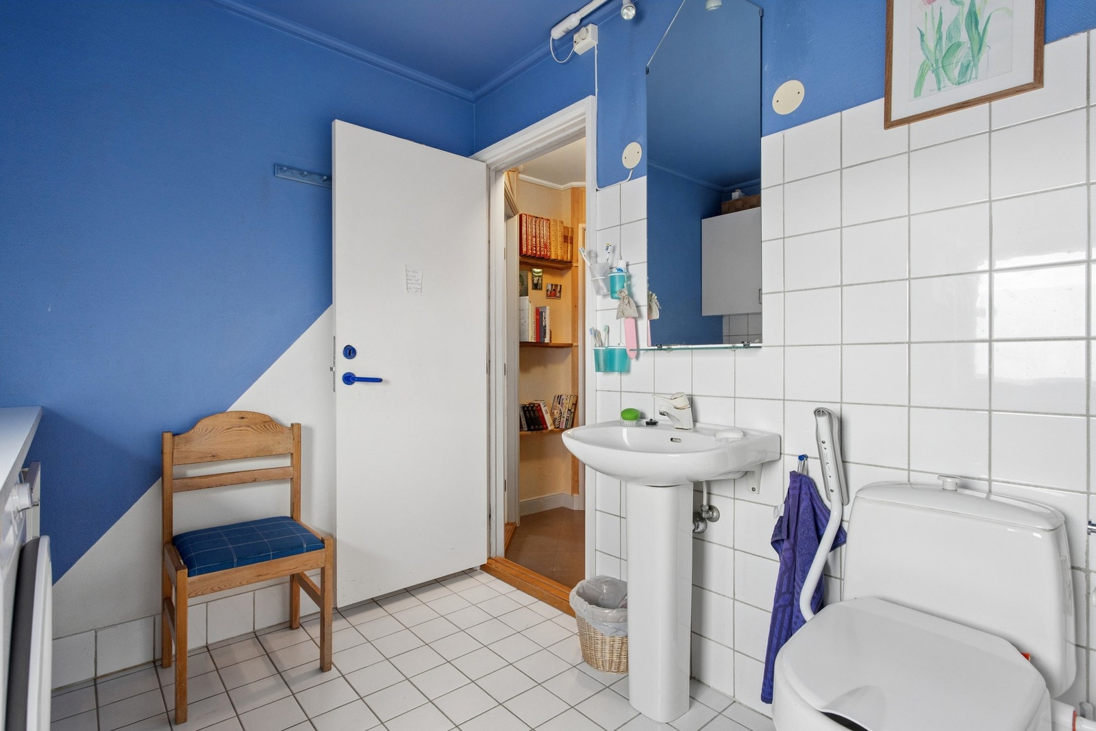 Rommet har gulvmontert toalett, servant og naturlig ventilasjon via ventil i himlingen. Galleribilde