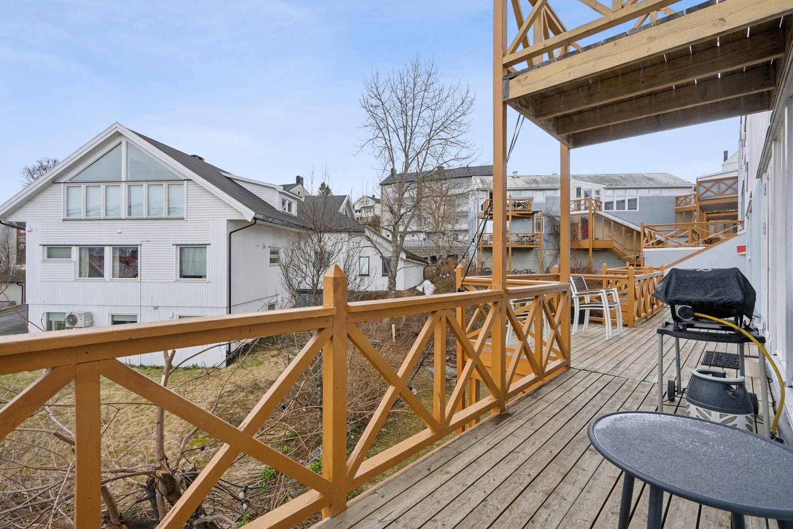 Fra stuen er det utgang til to terrasser. Her bor du sentralt, men likevel skjermet og med nærhet til flotte turområder. Galleribilde