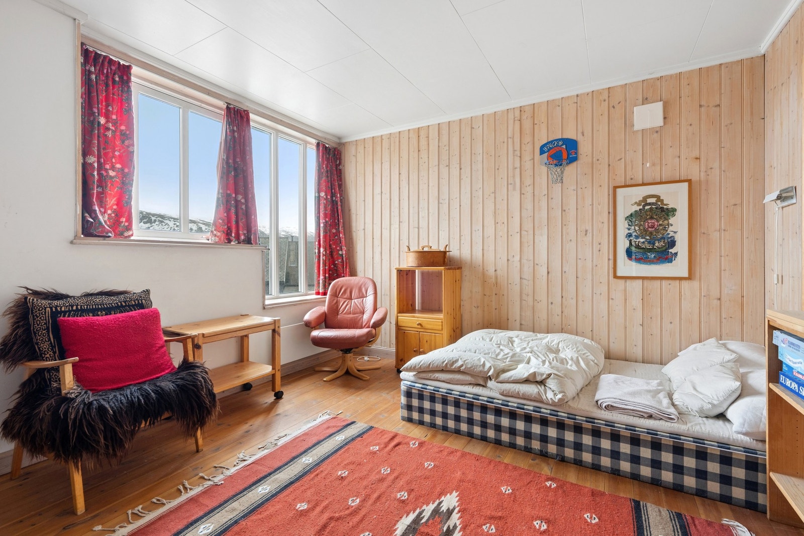 Underetasjen har ett soverom, et toalettrom og flere boder for rikelig med lagringsplass. Galleribilde