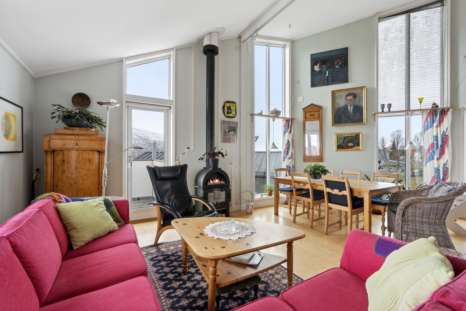 Stuen er boligens samlingspunkt, med flere soner for sofagruppe, spisebord og lesekrok. Galleribilde