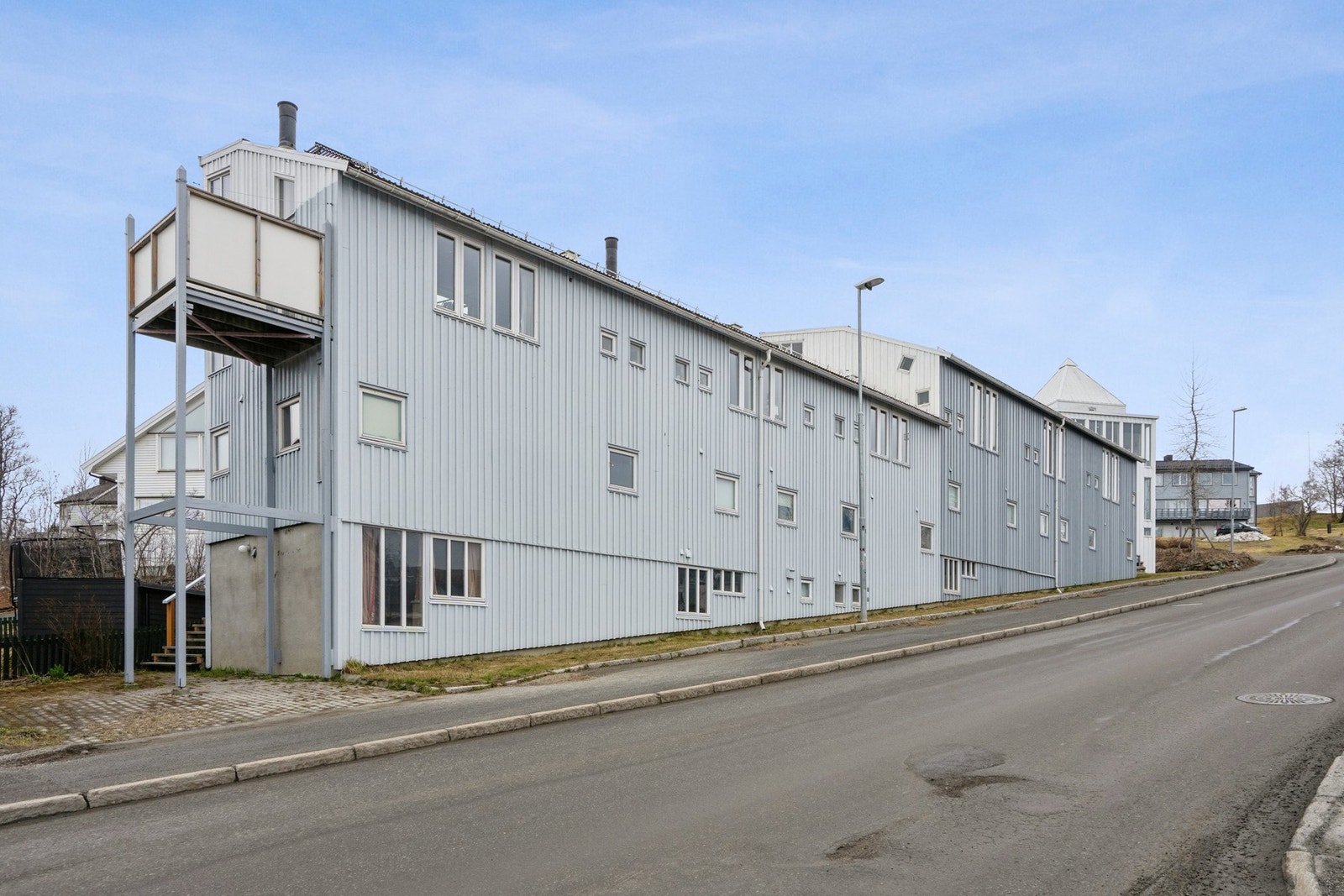 Eiendommen ligger i et rolig og etablert område med kort avstand til Tromsø sentrum. Galleribilde