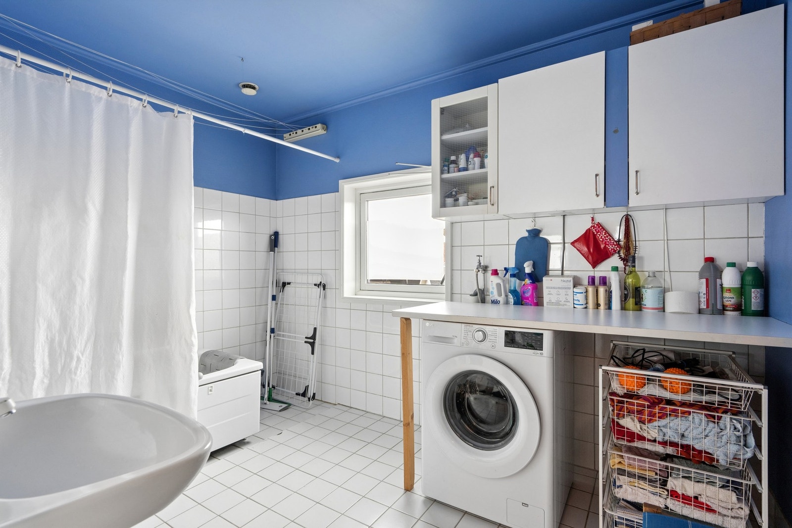 Badet i første etasje er utstyrt med badekar og har flislagt gulv. Galleribilde