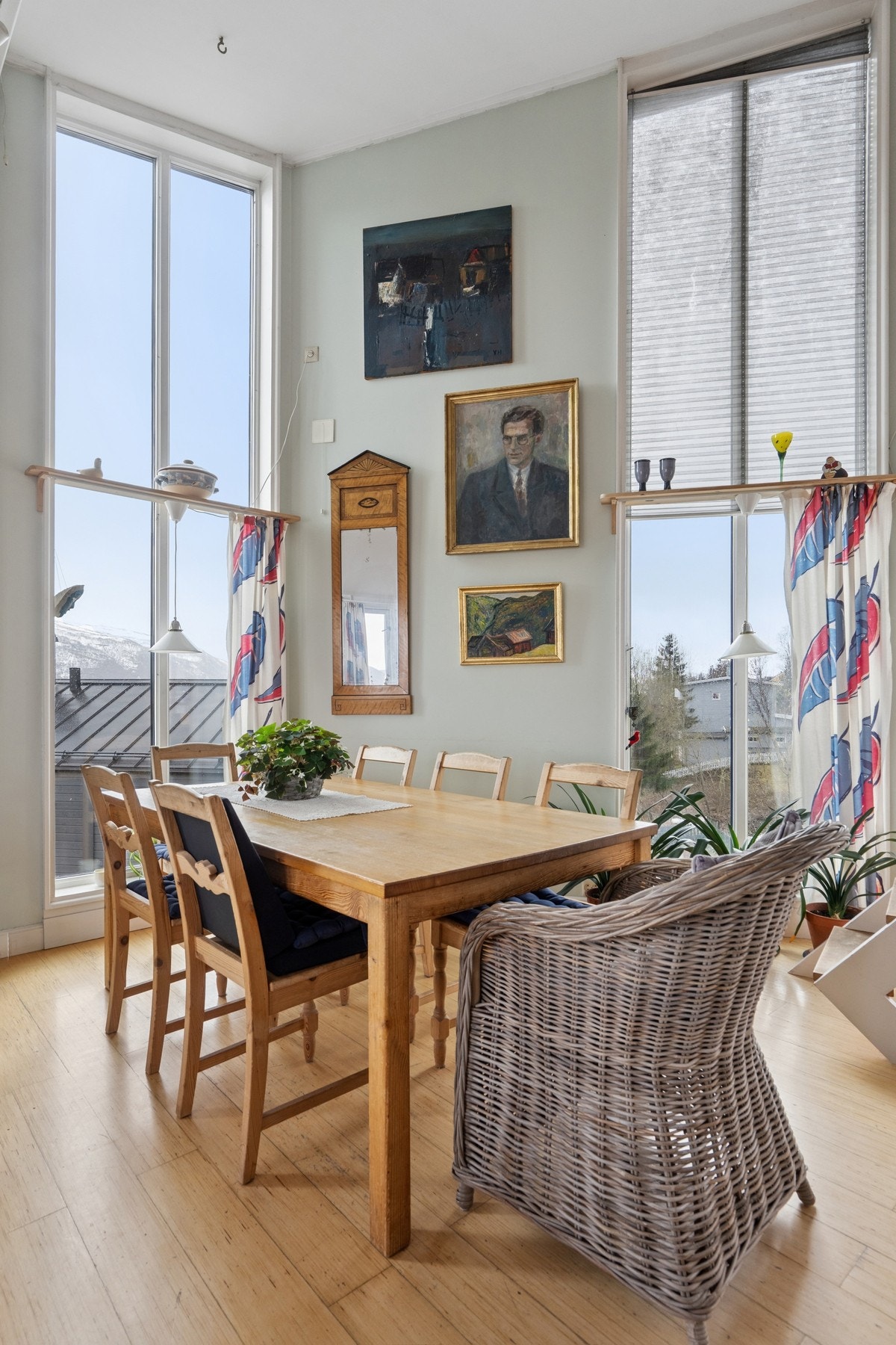 Den åpne løsningen mellom stue og kjøkken gir god plass til en romslig spisestue. Galleribilde