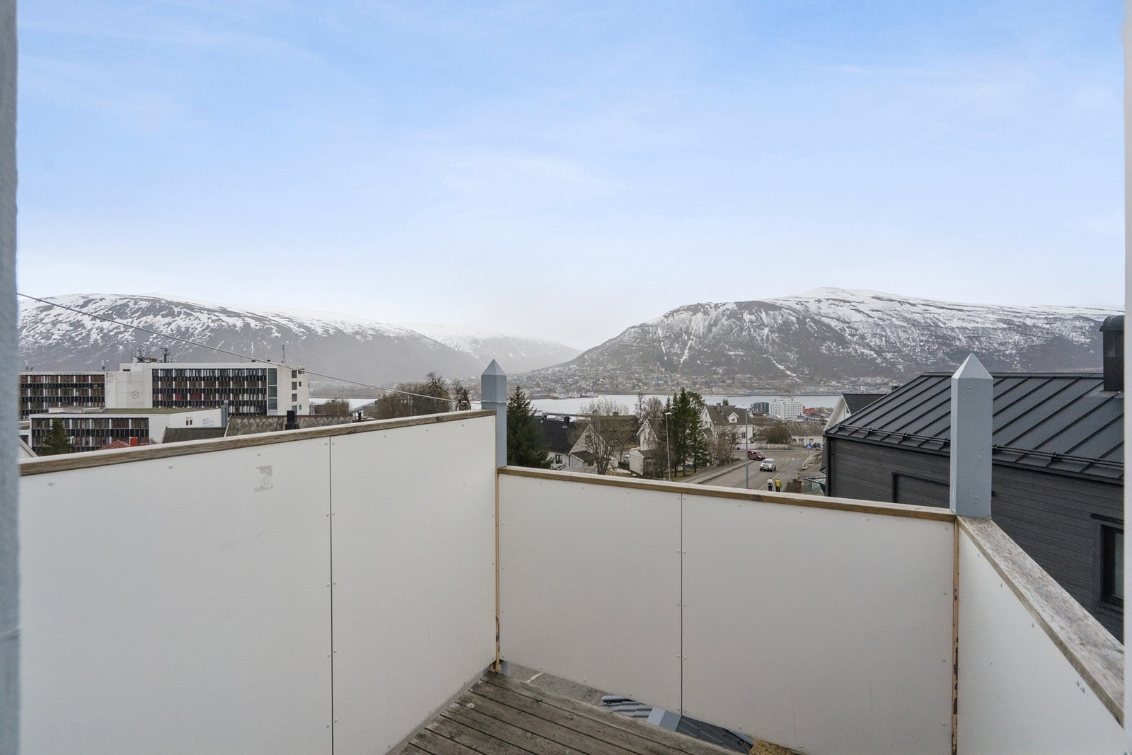 Fra boligen er det utsikt over nærområdet og fjellene. Galleribilde