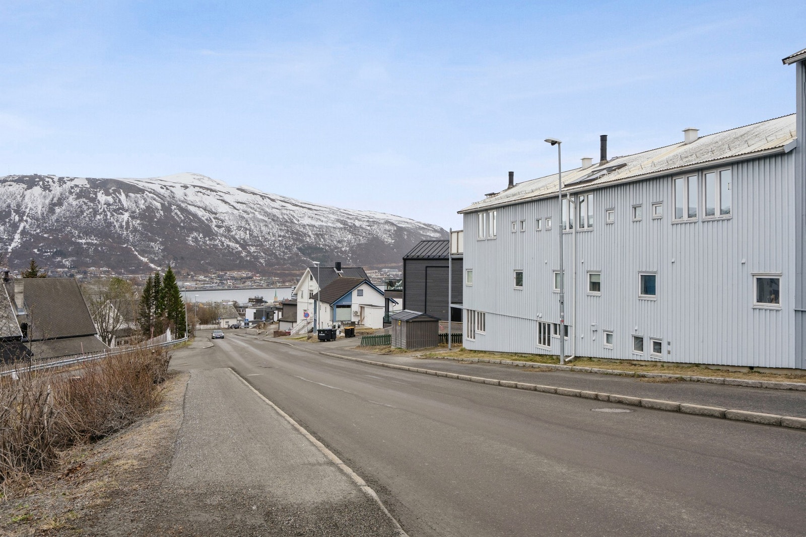 Beliggenheten gir enkel tilgang til både byliv og flotte turområder sommer som vinter. Galleribilde