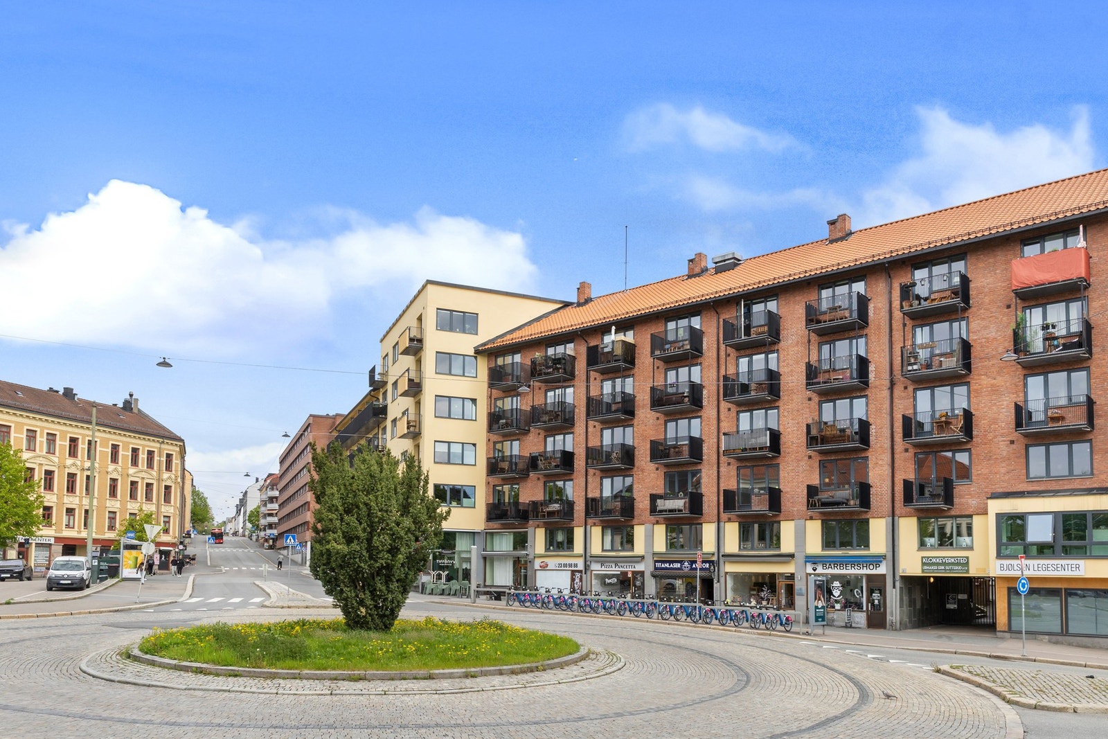 Sagene er et av Oslos mest populære og levende boligområder, kjent for sin hyggelige miks av klassisk bygårdsbebyggelse, grønne parker, Akerselva, nisjebutikker, serveringssteder og et urbant nabolagsmiljø med kort vei til sentrum Galleribilde