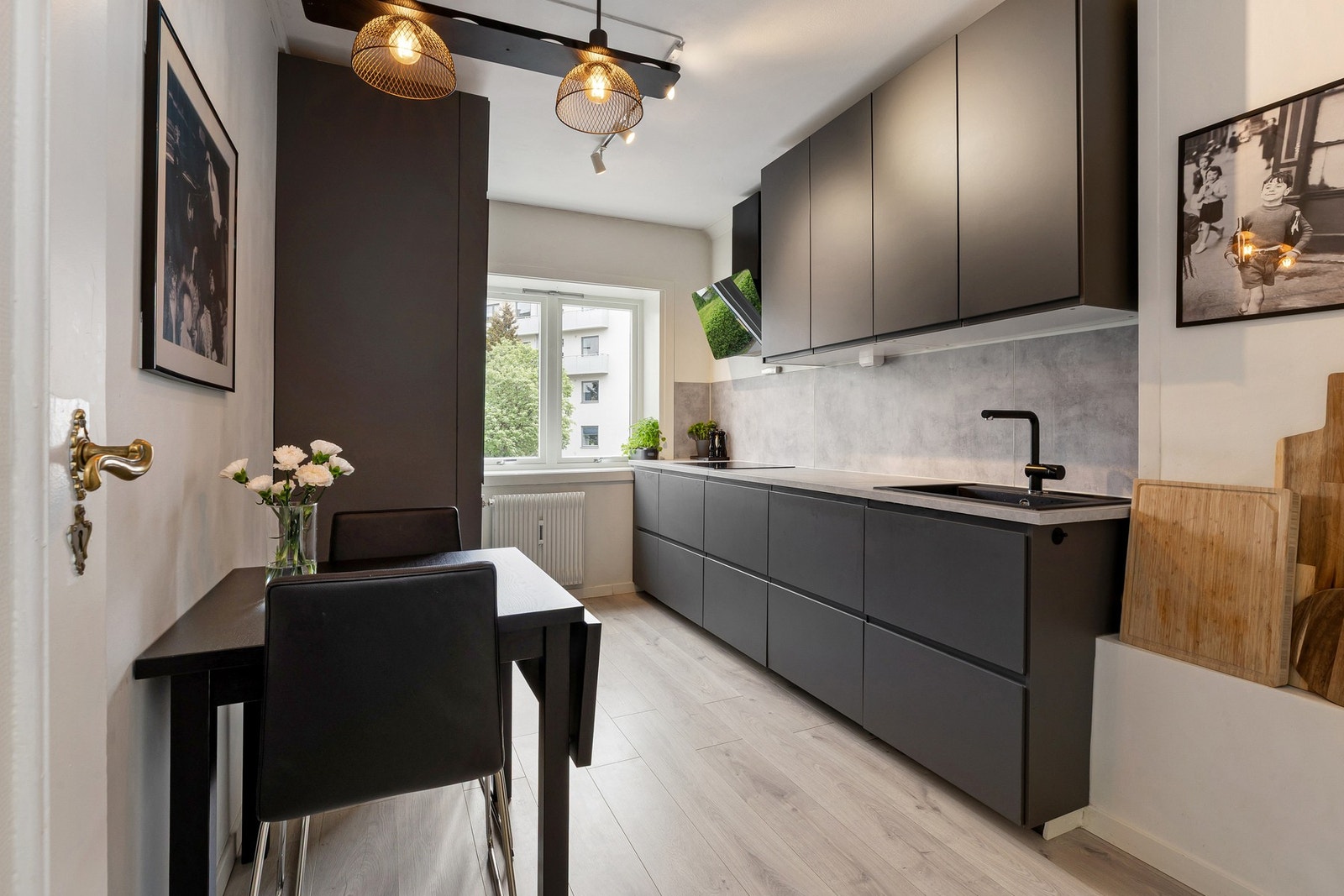 Kjøkkeninnredningen er fra IKEA og er fra 2020, med glatte fronter og benkeplate med nedfelt utslagsvask Galleribilde