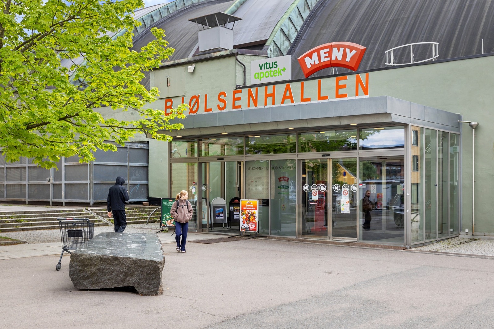 Bjølsenhallen ligger i nærområdet og gir et godt tilbud for aktivitet og trening, med fasiliteter som brukes av både idrettslag og nærmiljøet. Galleribilde