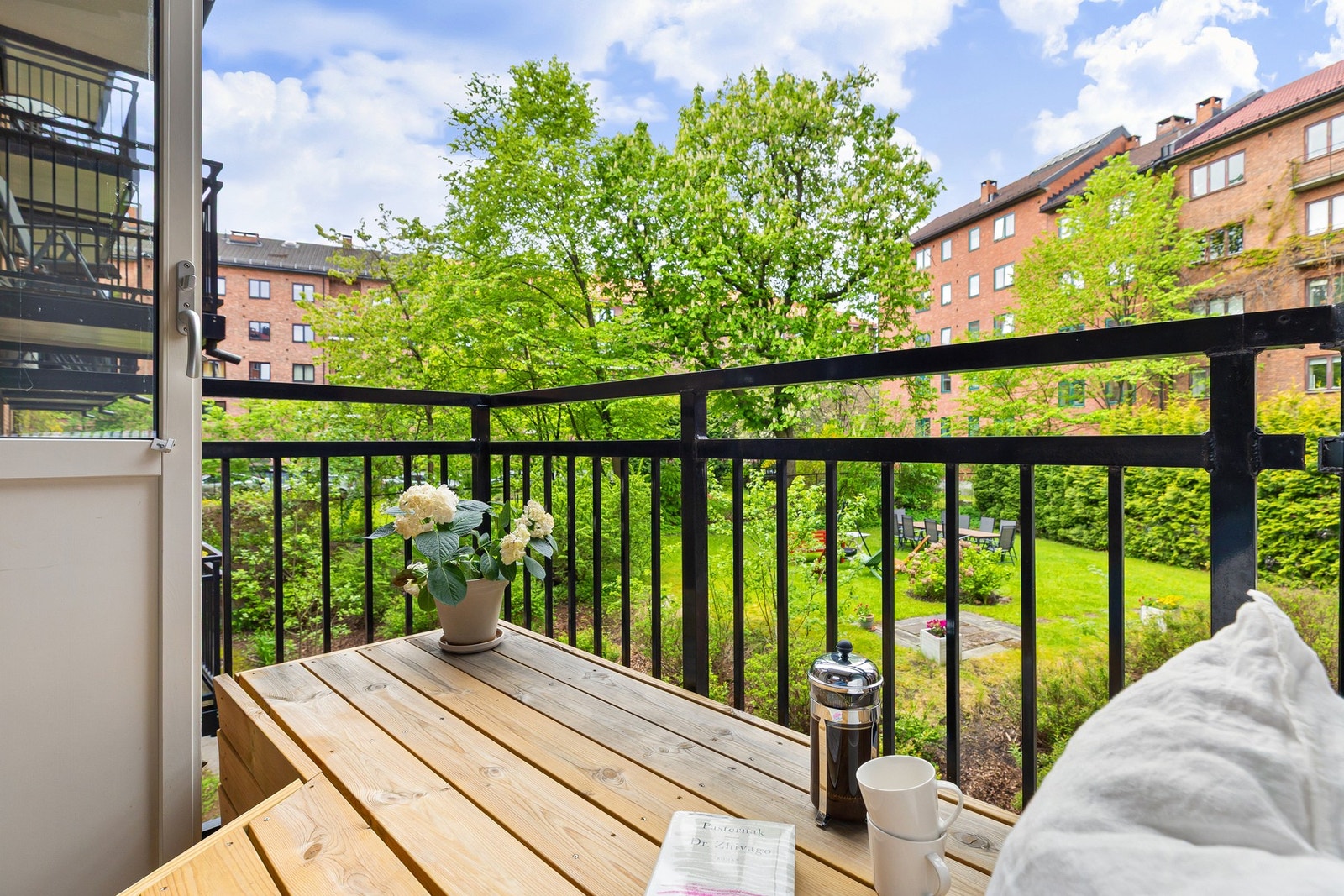 Fra rommet har du utgang til balkong tekket med terrassebord Galleribilde