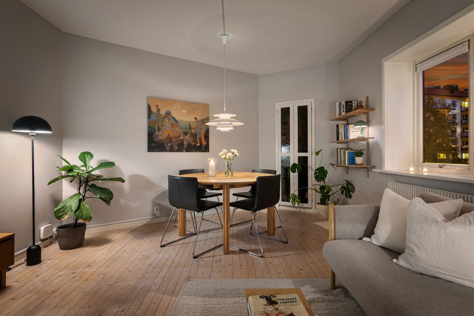 Stuen har god plass til både sofasone og spisebord Galleribilde