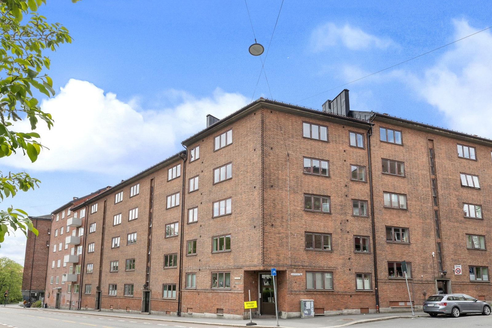 Nærmeste bussholdeplass ligger er Advokat Dehlis plass, med busslinjene 37 og 54 Galleribilde