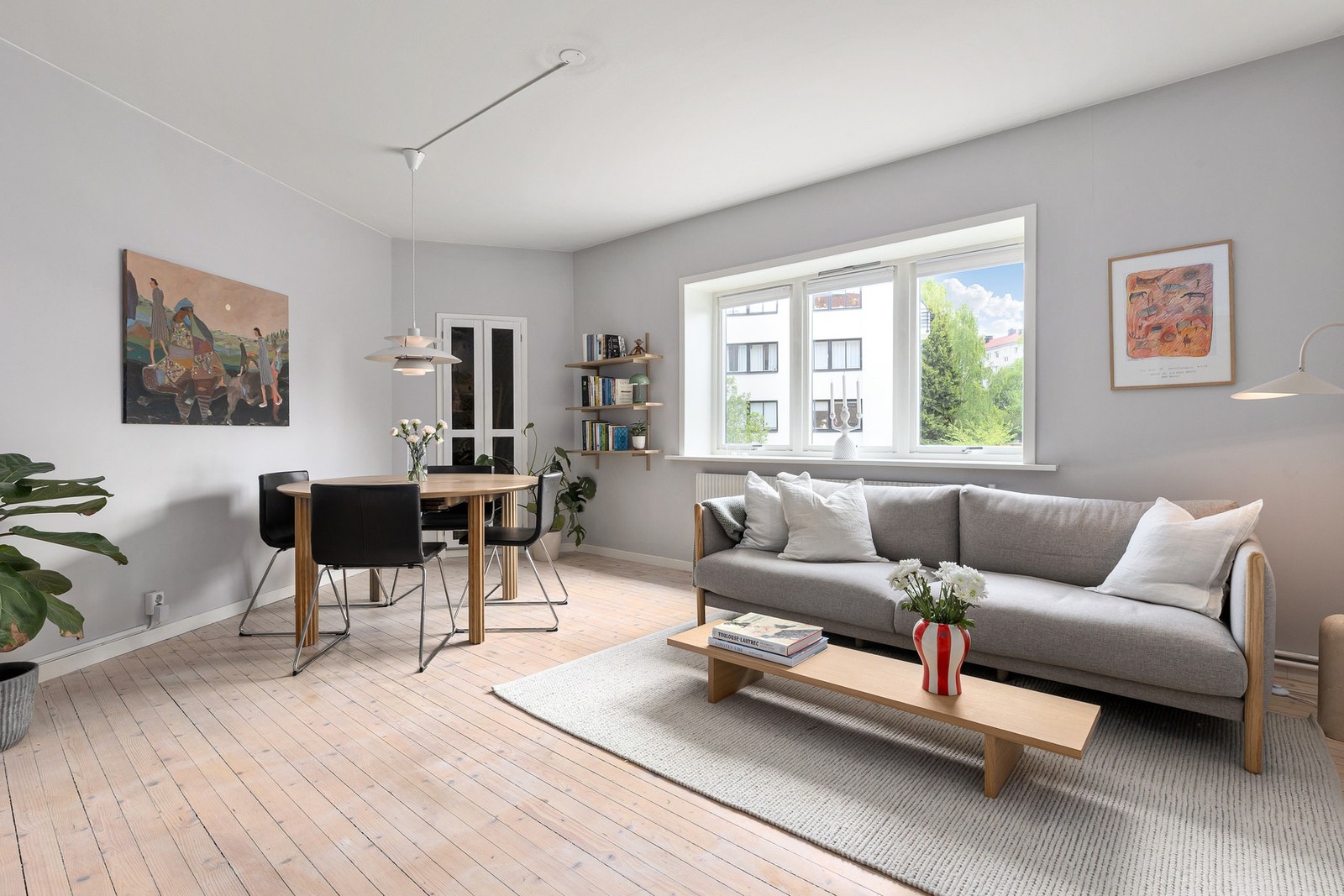 Lyst og trivelig med store vindusflater Galleribilde