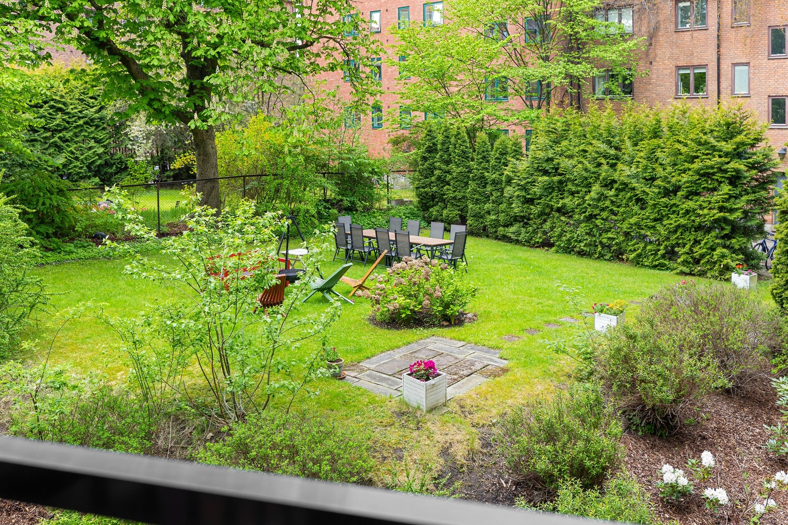 Beboerne har tilgang til hyggelig bakgård/hage. Galleribilde
