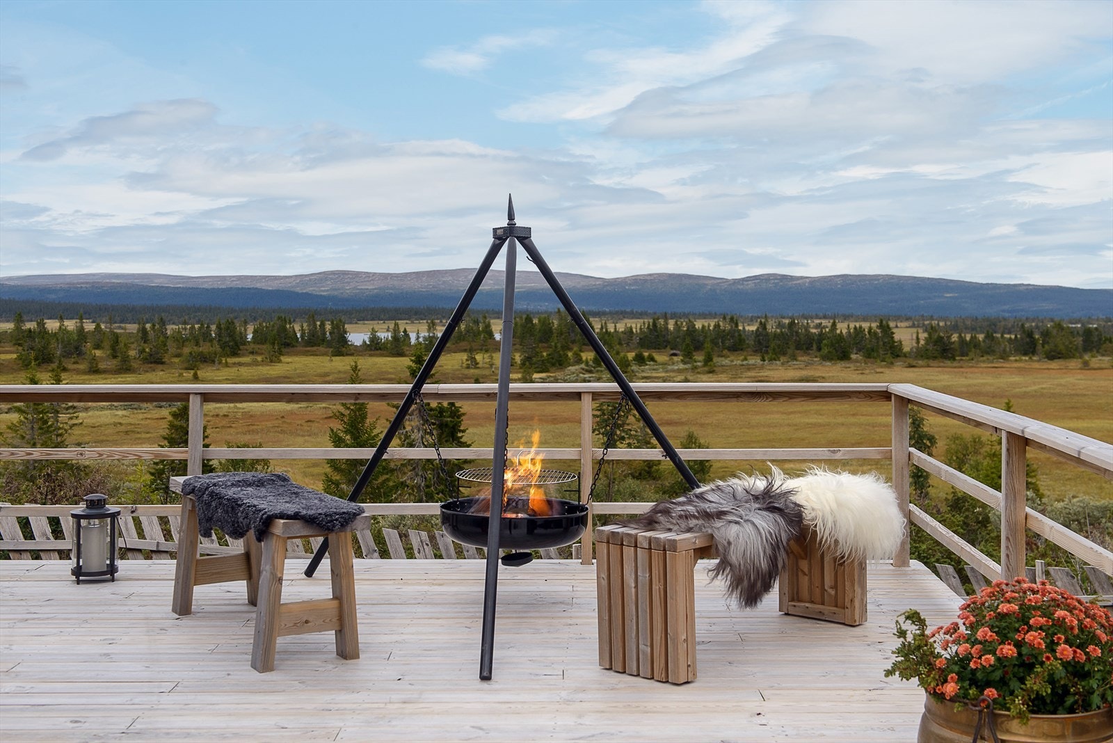 Det er ikke feil å samles rundt bålpanna etter fjellturen. Galleribilde