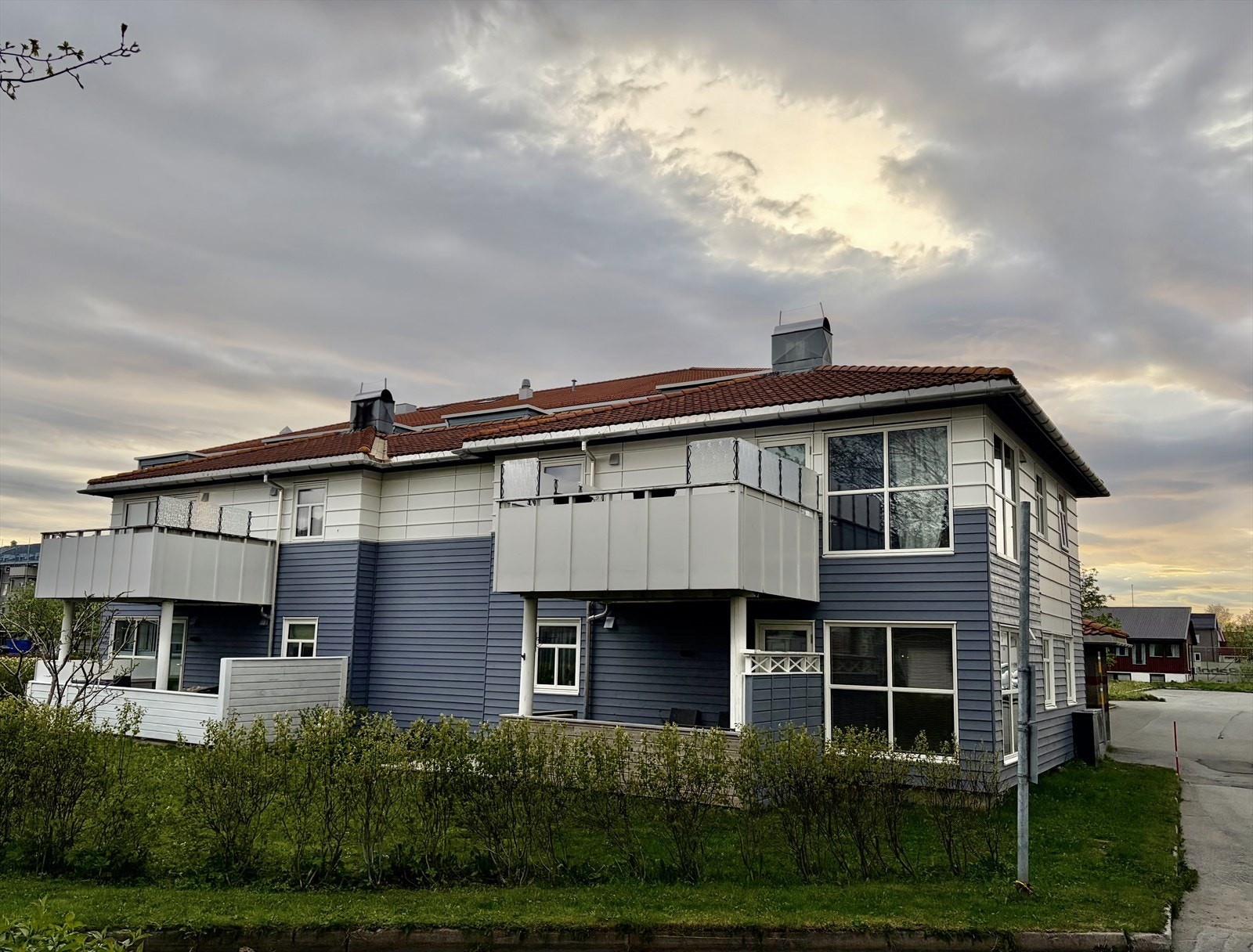 Leiligheten ligger i byggets 2. etasje med alt på én flate Galleribilde