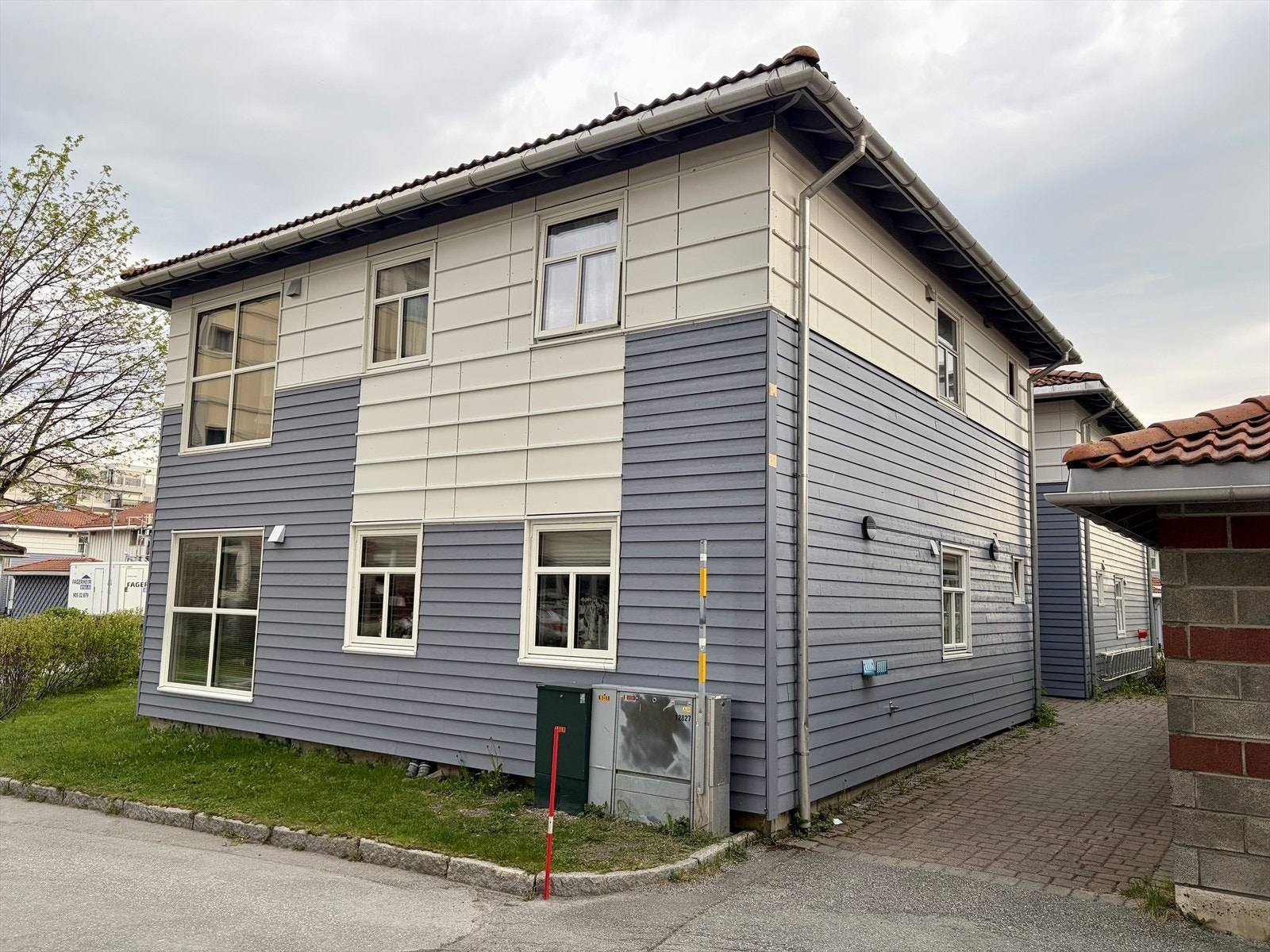 Yttersvingen 6 er en 3-roms andelsleilighet på 64 kvm (internt bruksareal) i et bygg fra 1994 Galleribilde