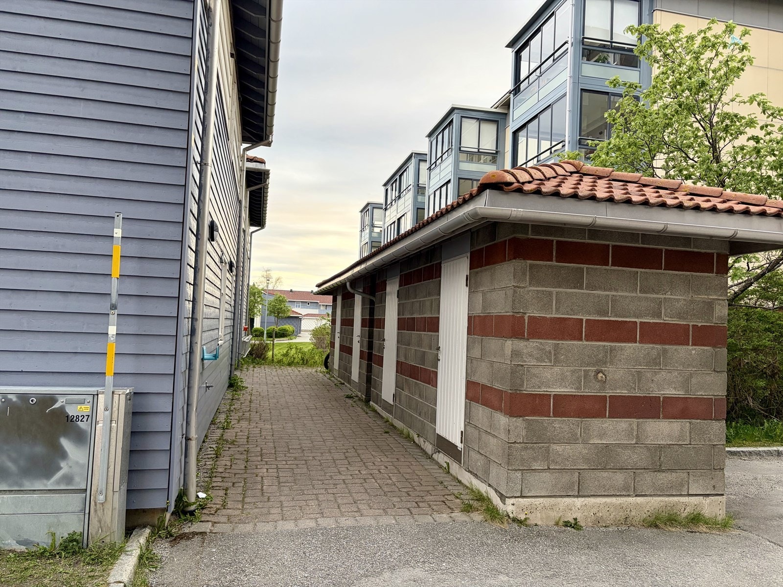 Inngangspartiet har en praktisk overbygget inngang og utvendig belysning Galleribilde