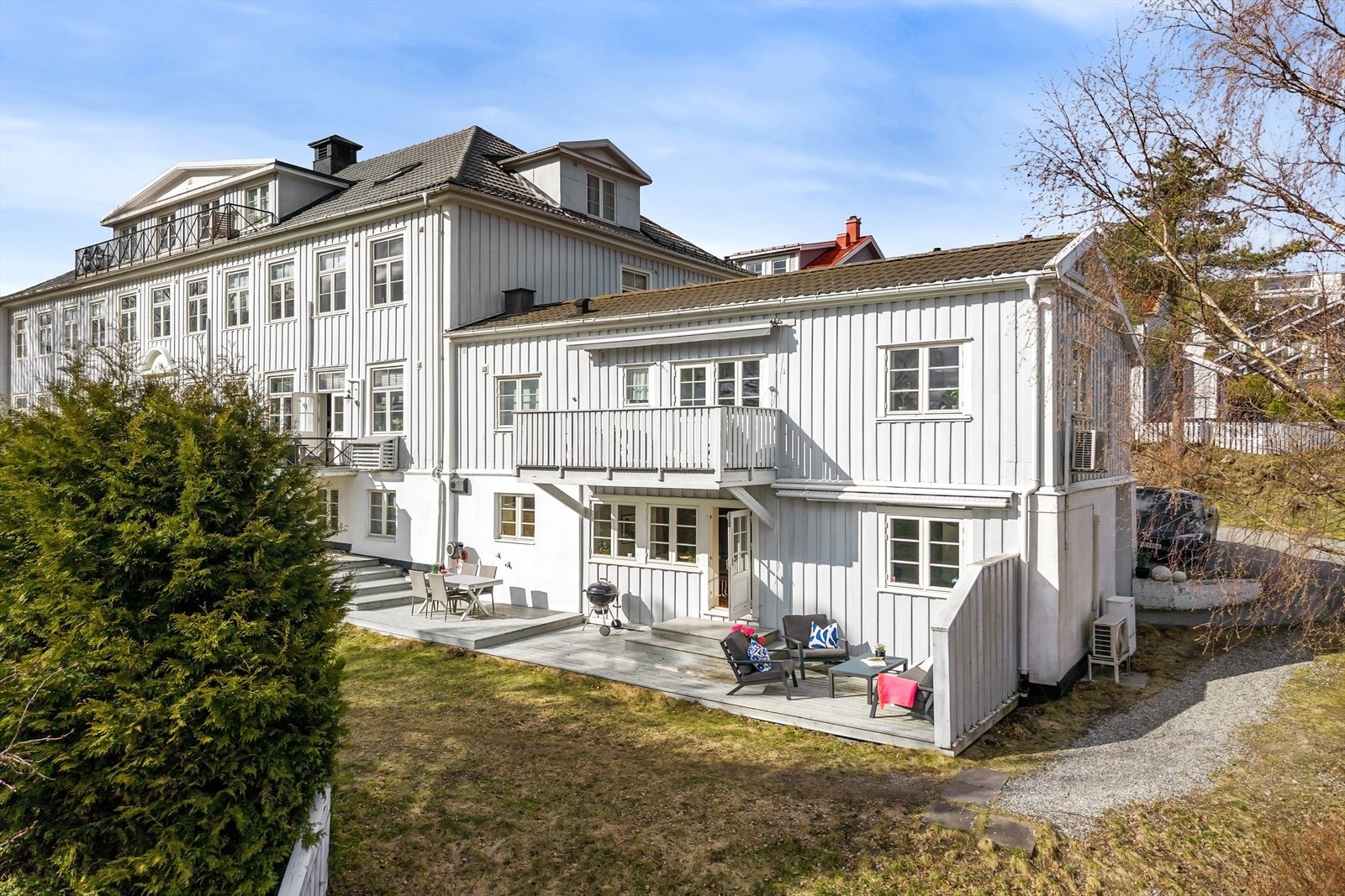 På terrassen er det god plass til flere sittegrupper. Galleribilde