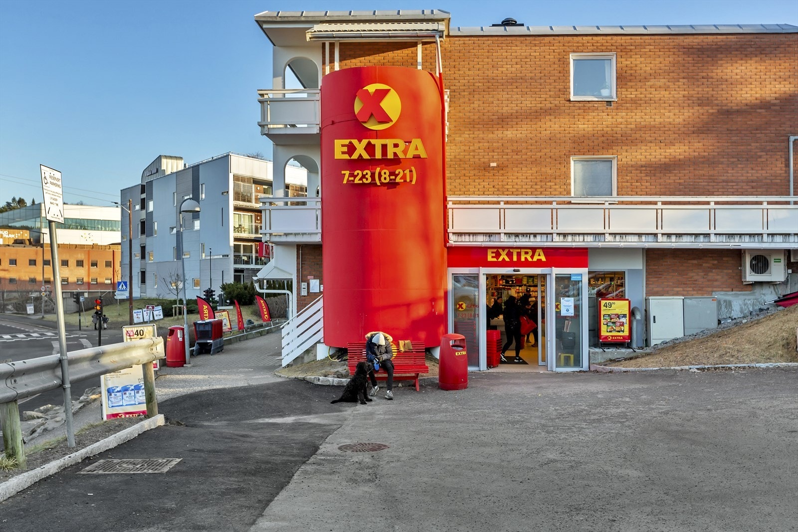 Dagligvarehandelen får du gjort på Extra eller Rema 1000. Galleribilde