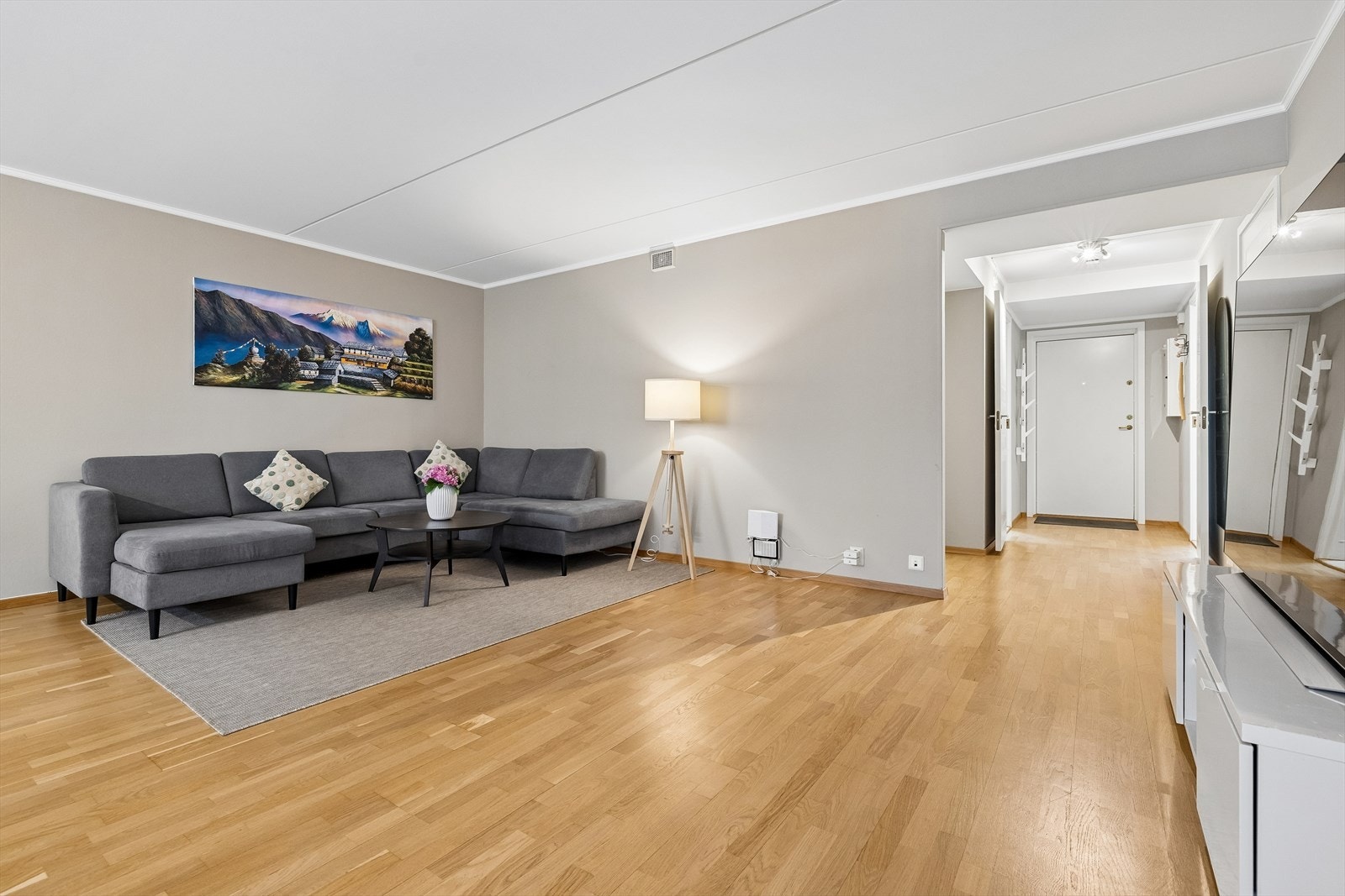 I stuen finner du parkett på gulv og malte veggflater Galleribilde