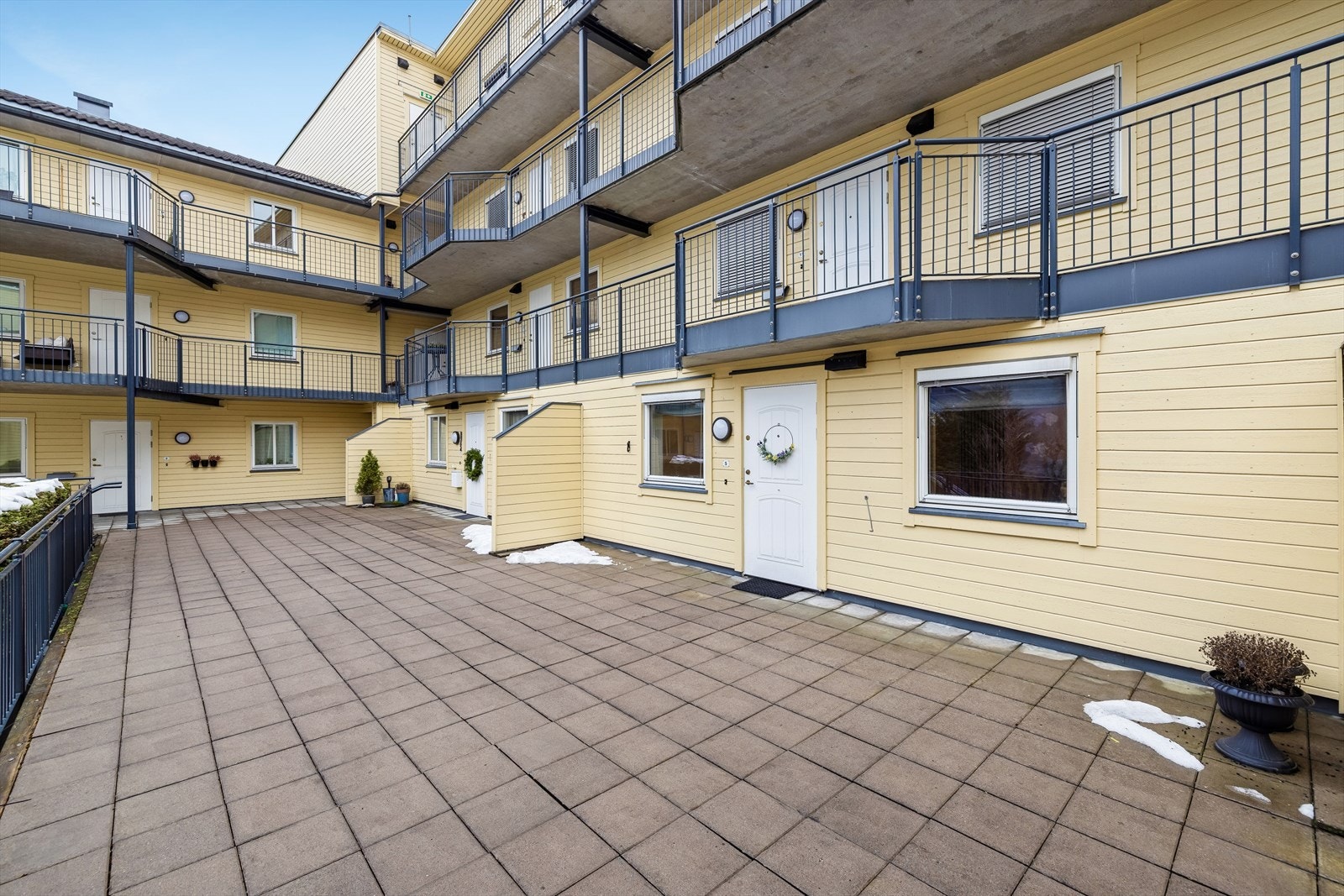 Hyggelig hellelagt, felles inngangsparti/atrium Galleribilde