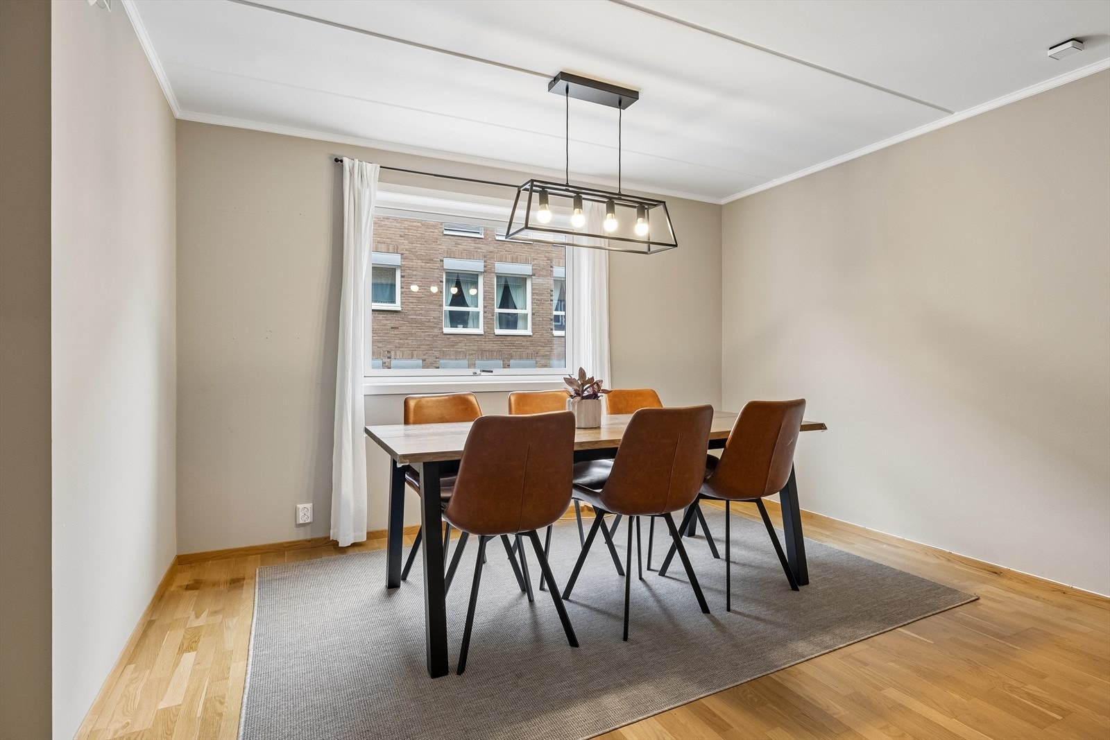 Her er det god plass til å invitere familie og venner til et hyggelig selskap. Galleribilde