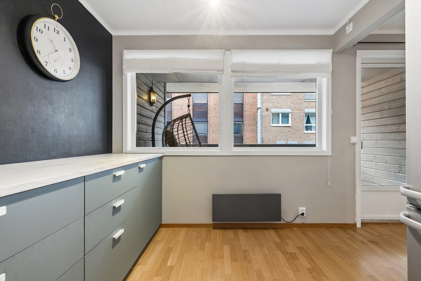 Kjøkkenet har innredning med glatte fronter og benkeplate av laminat. Galleribilde