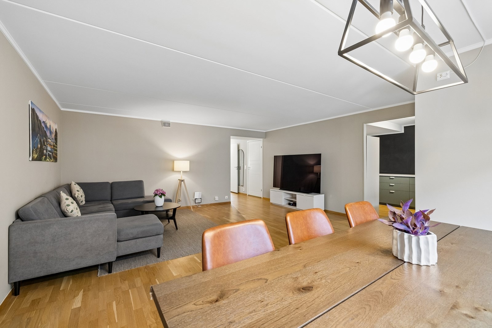 Stuen har plass til både spisebord og sofagruppe Galleribilde