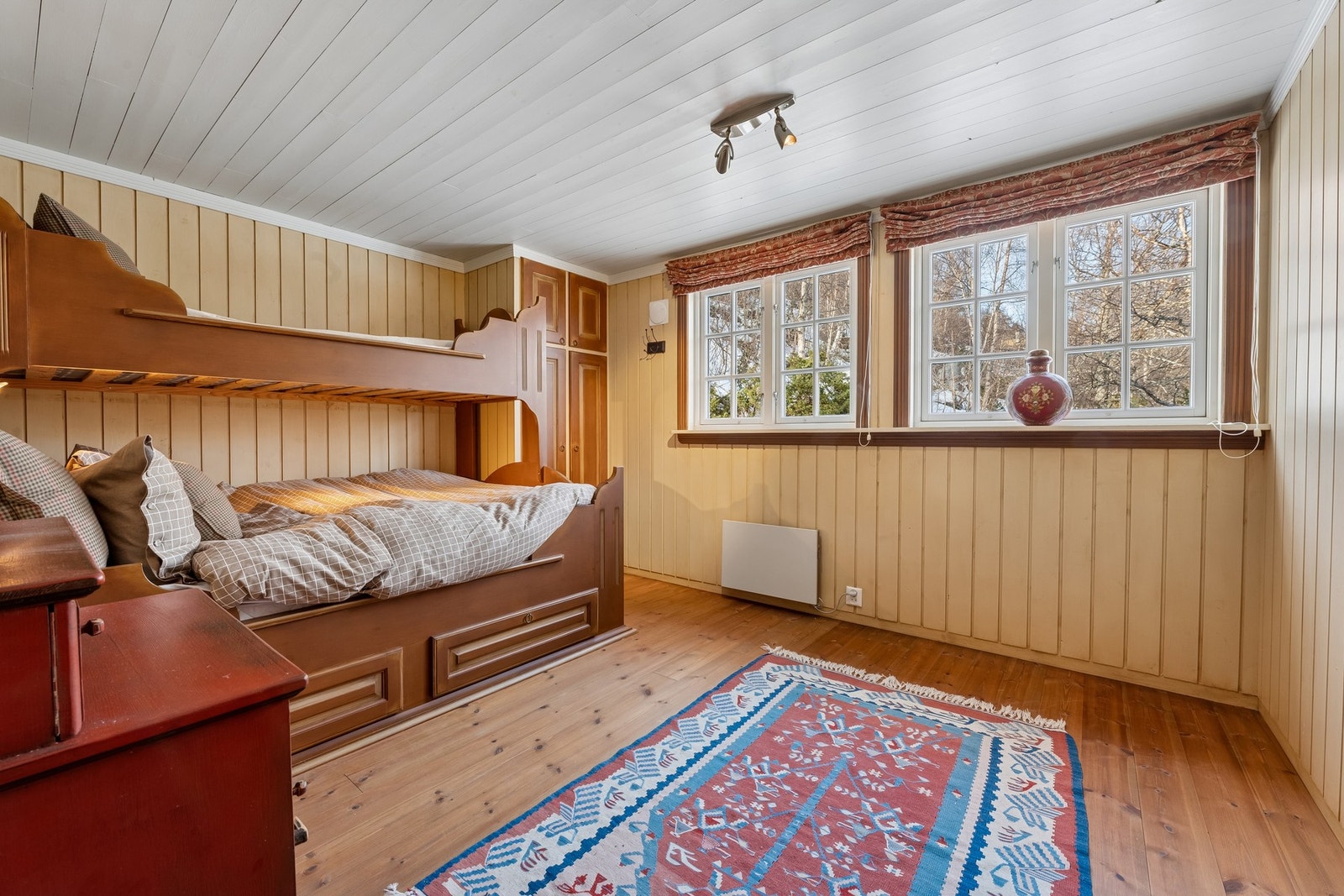 Soveromsfløyen består av to gode soverom som i dag er innredet med familiekøyer. Galleribilde