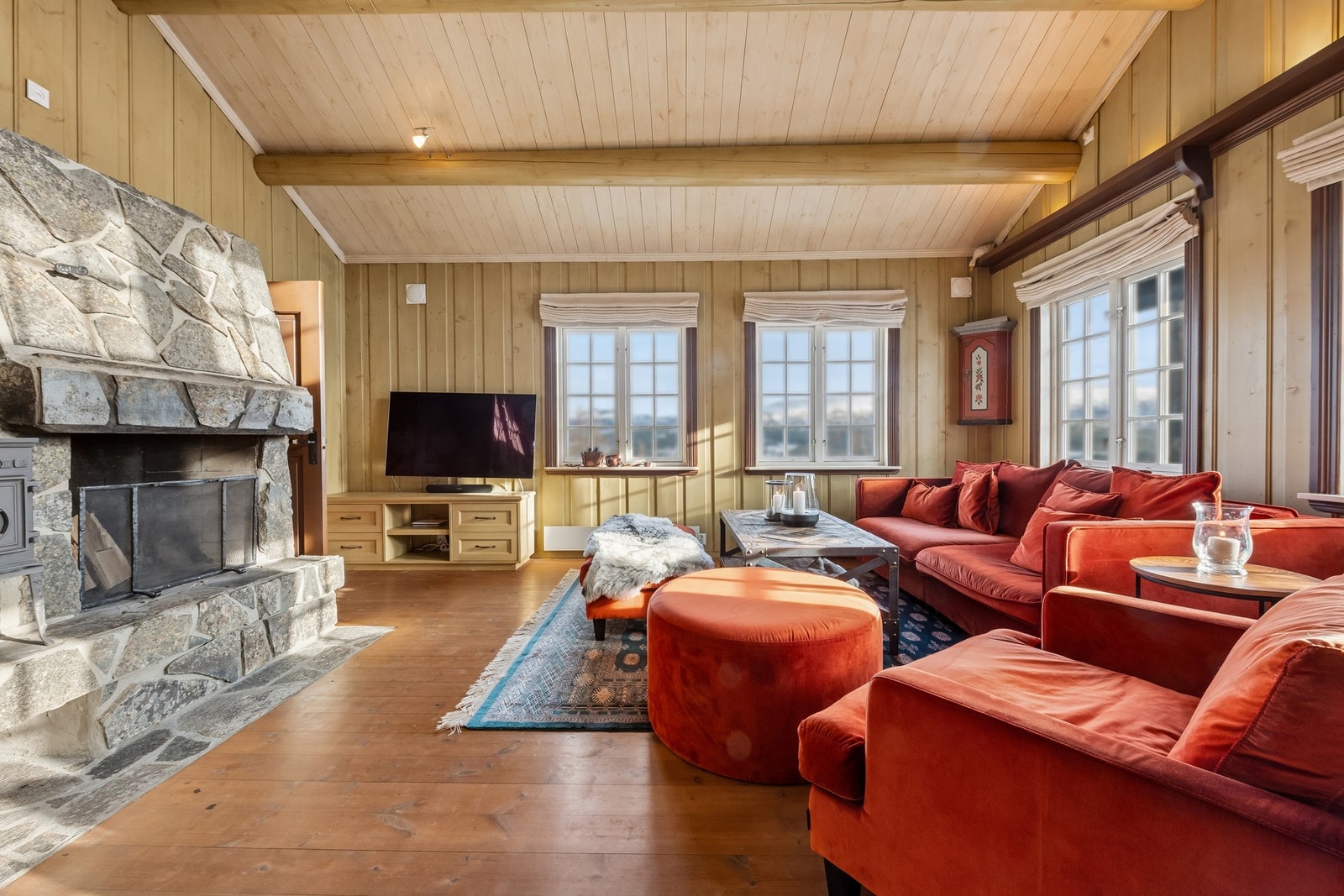 Flott skiferkledd peis. Galleribilde