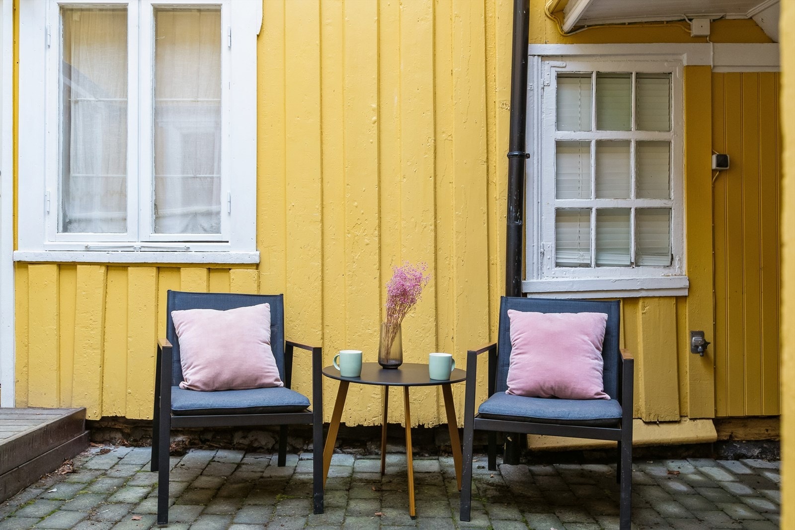 Bakgården er steinlagt og skjermet fra gaten med portrom Galleribilde