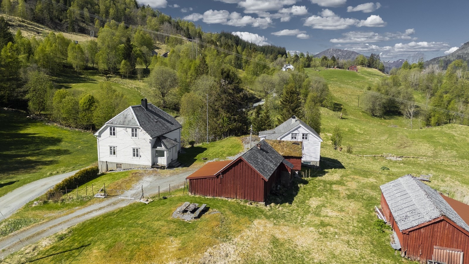 Tunet består av hovedhus, kårbustad, fleire uthus og driftsbygning Galleribilde