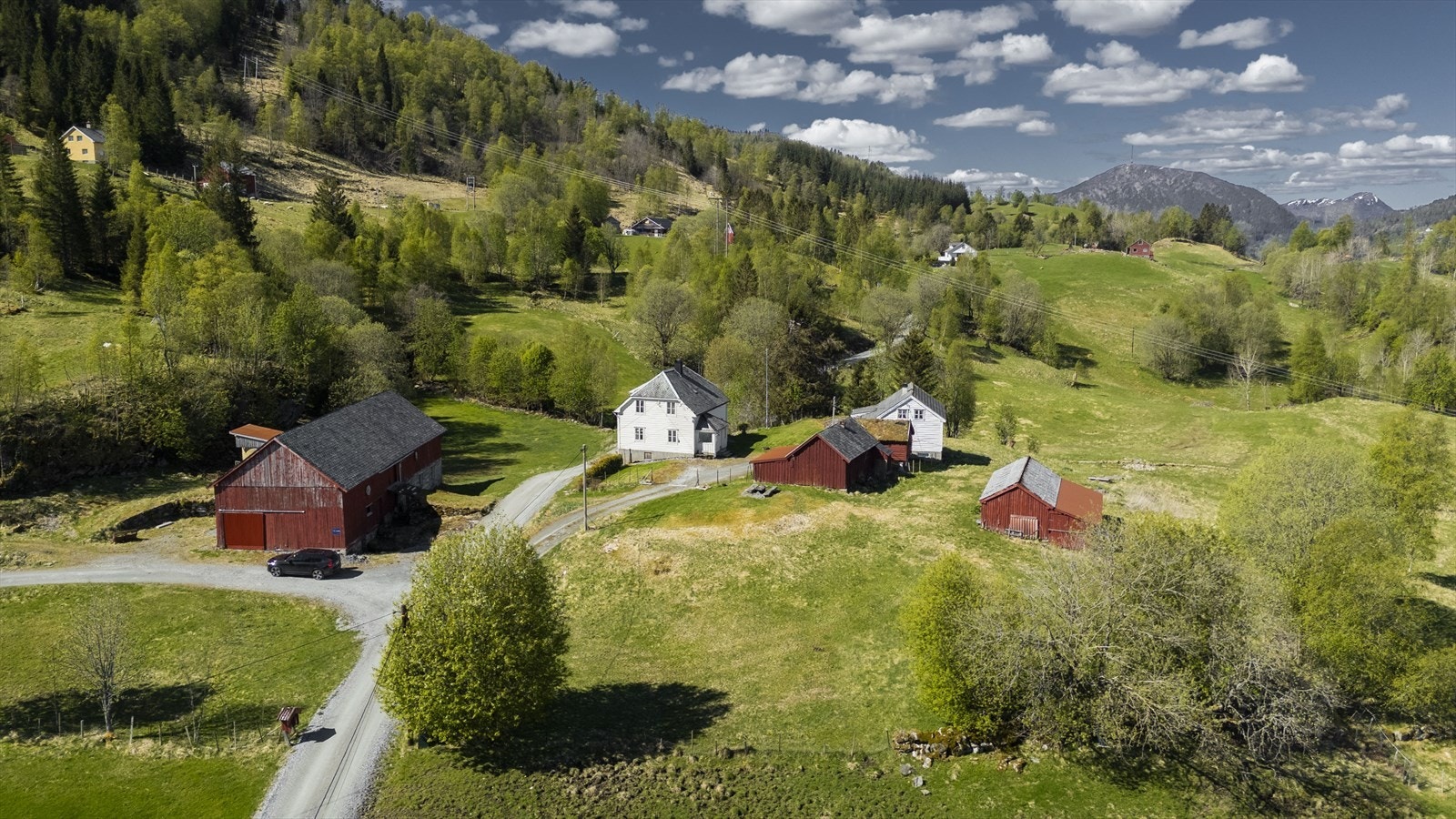 Idyllisk småbruk i flotte omgivelser ein kort køyretur utanfor Førde sentrum Galleribilde