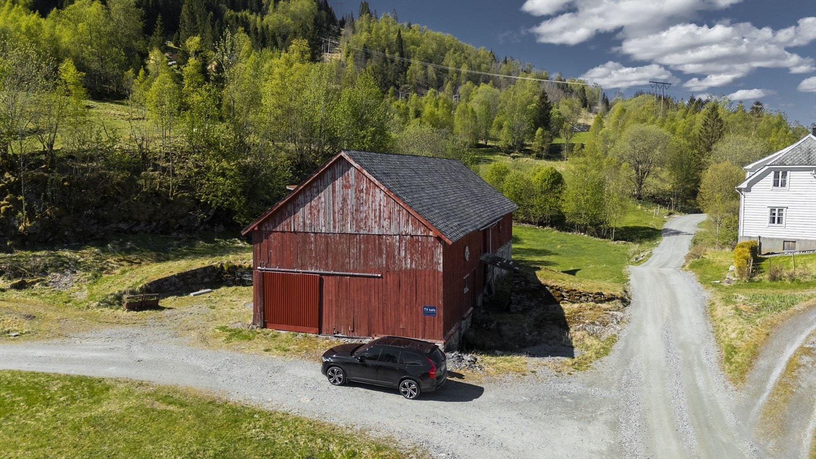 Det har ikkje vore eiga drift på garden på mange år, og driftsbygningen har i den tida vore brukt til lager Galleribilde